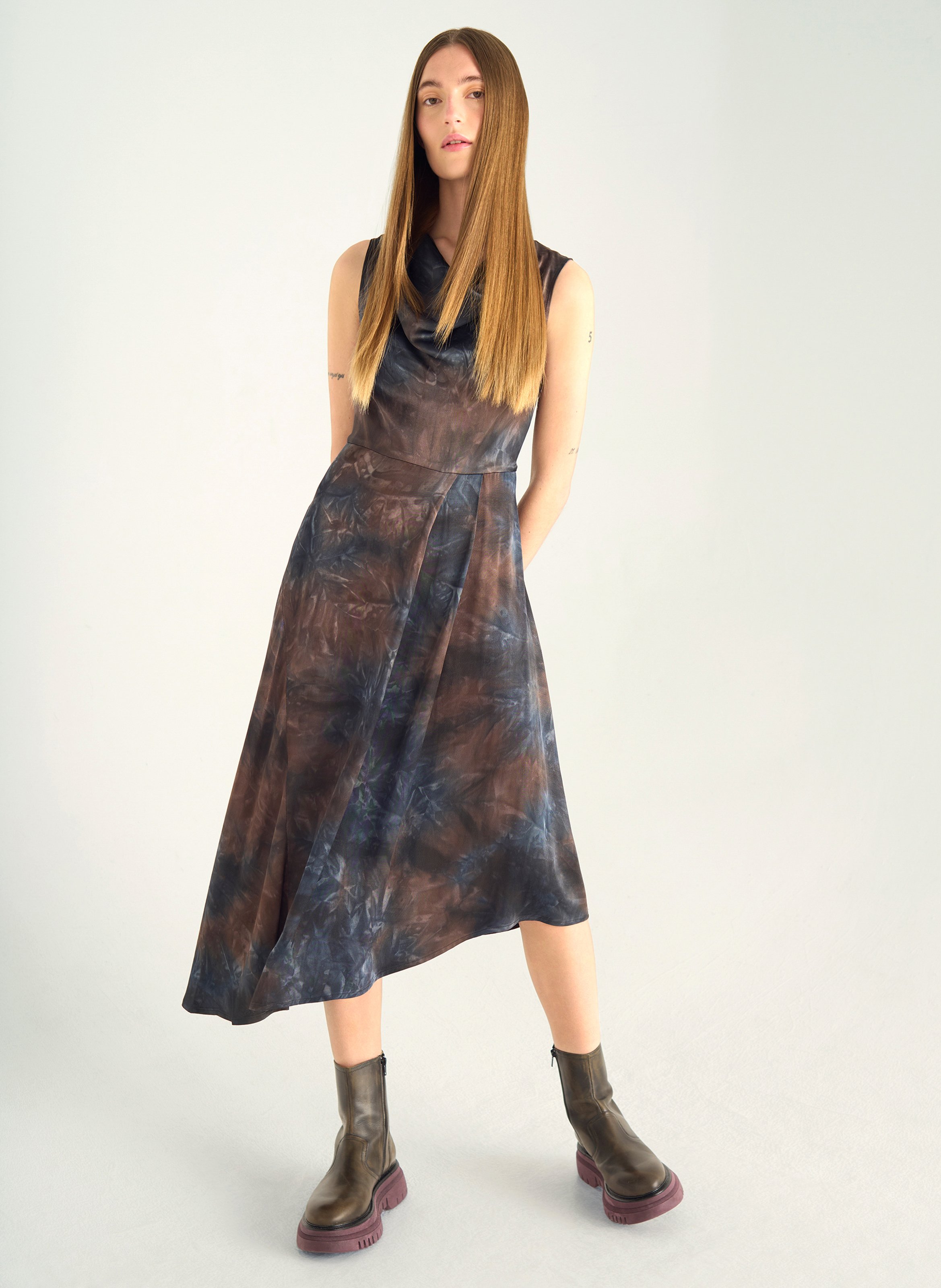 Bedrucktes ärmelloses Midi-Kleid mit Wasserfallausschnitt ACOTE Schwarz