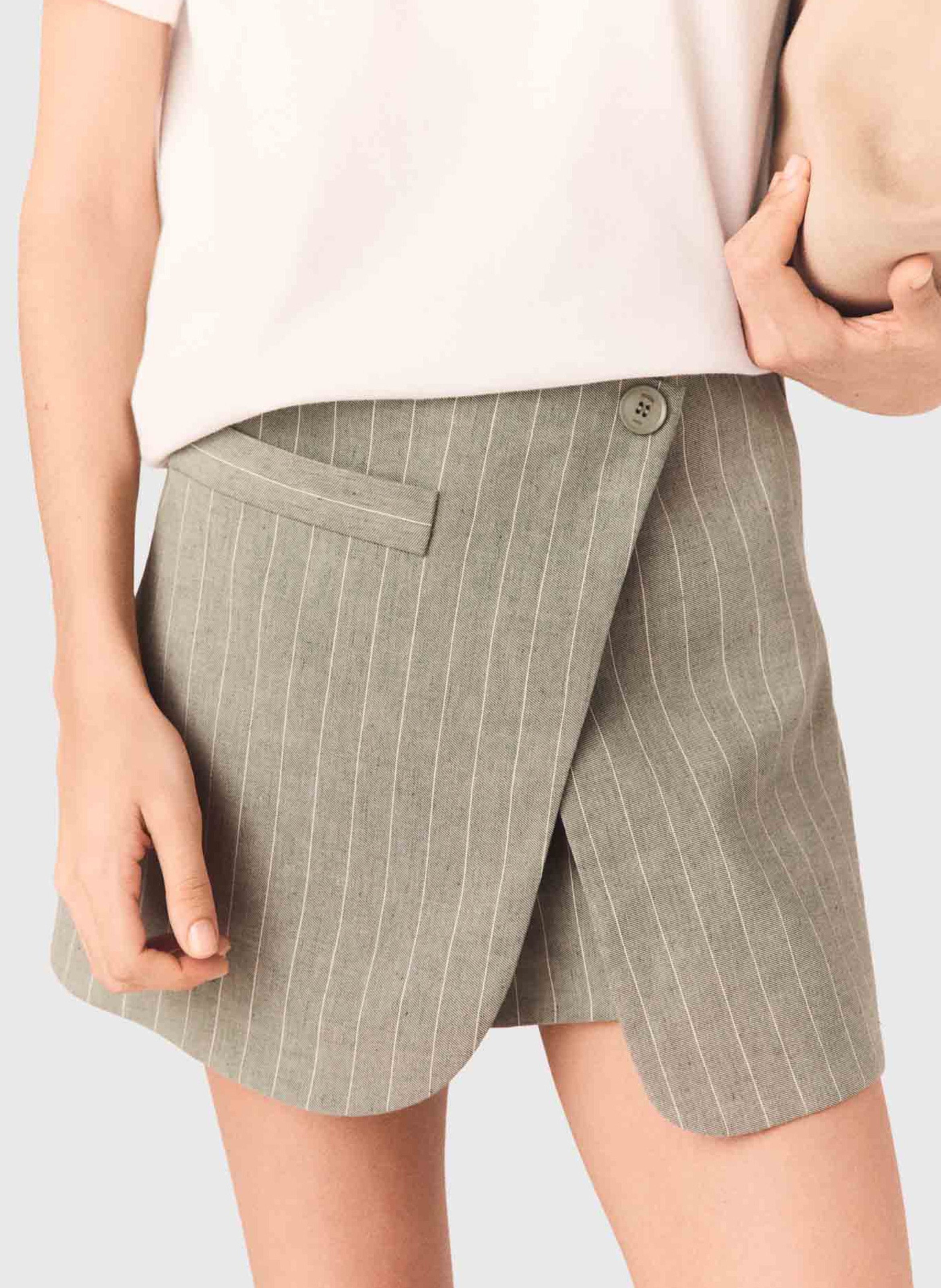 Kurzer gerade geschnittener Rock mit feinen Streifen. MAJE Khaki