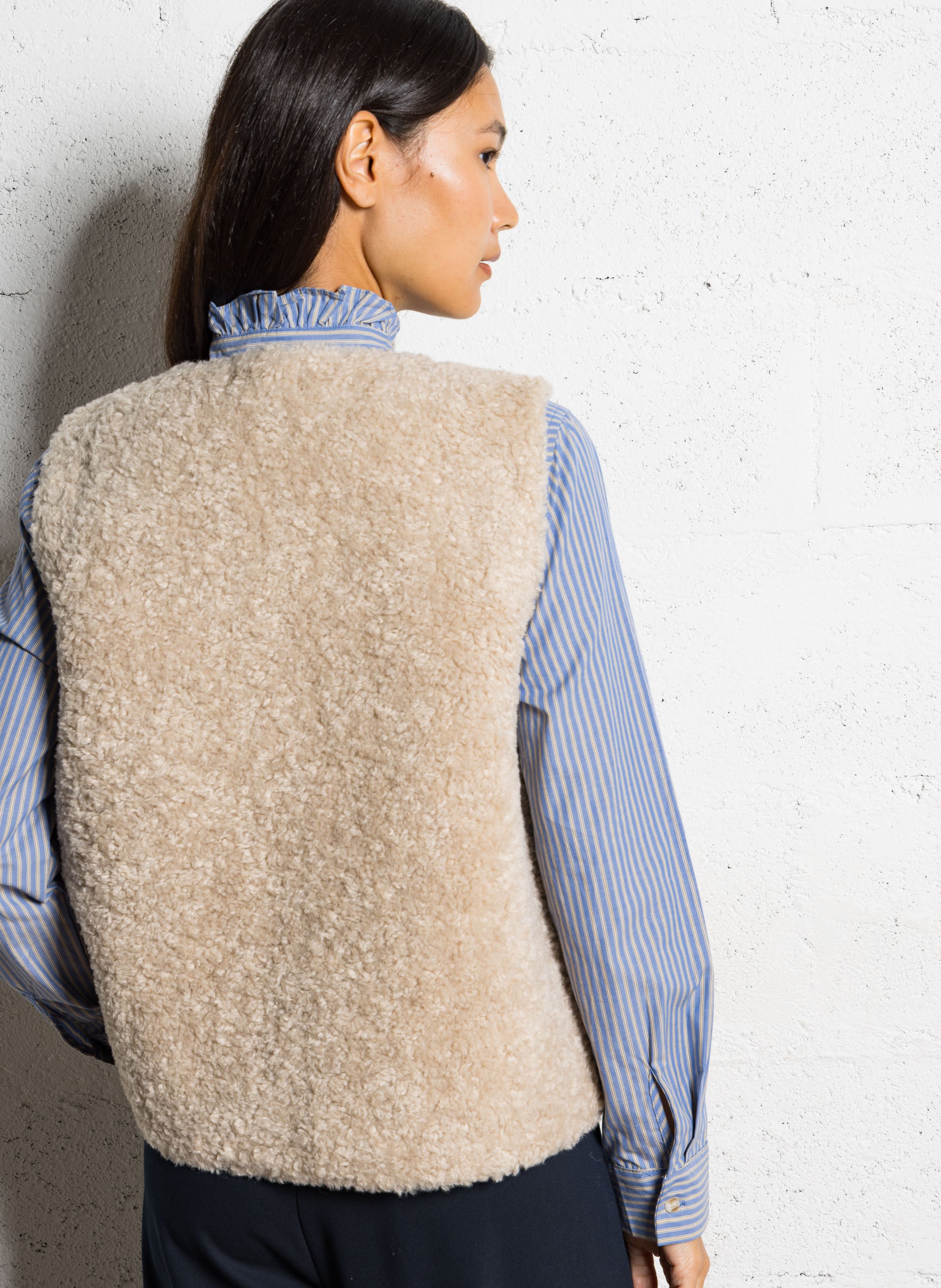 Ärmellose Weste aus gewelltem Pelz SEE U SOON Beige