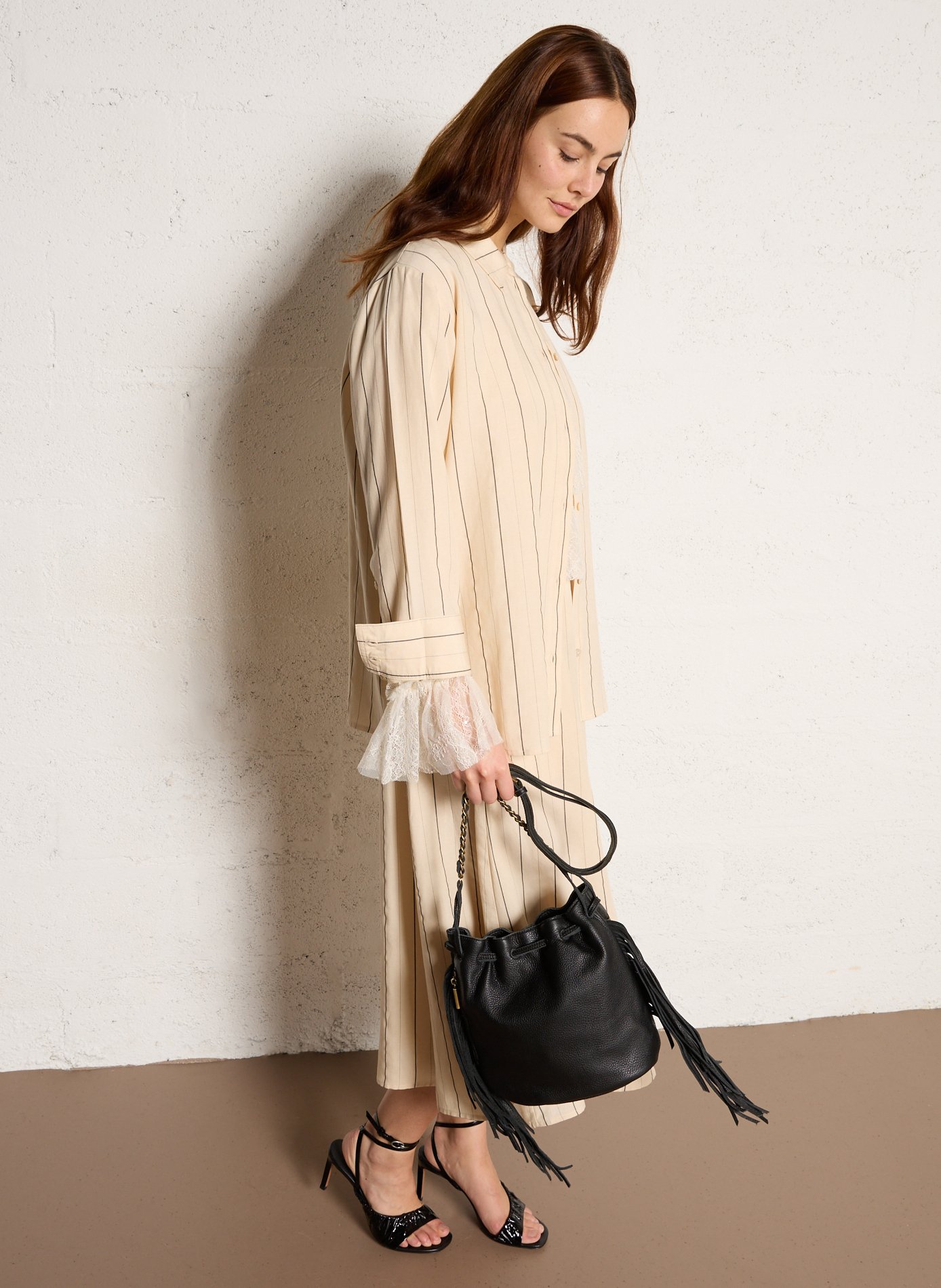 Schoudertas met franjes van generfd leer MILA LOUISE Zwart