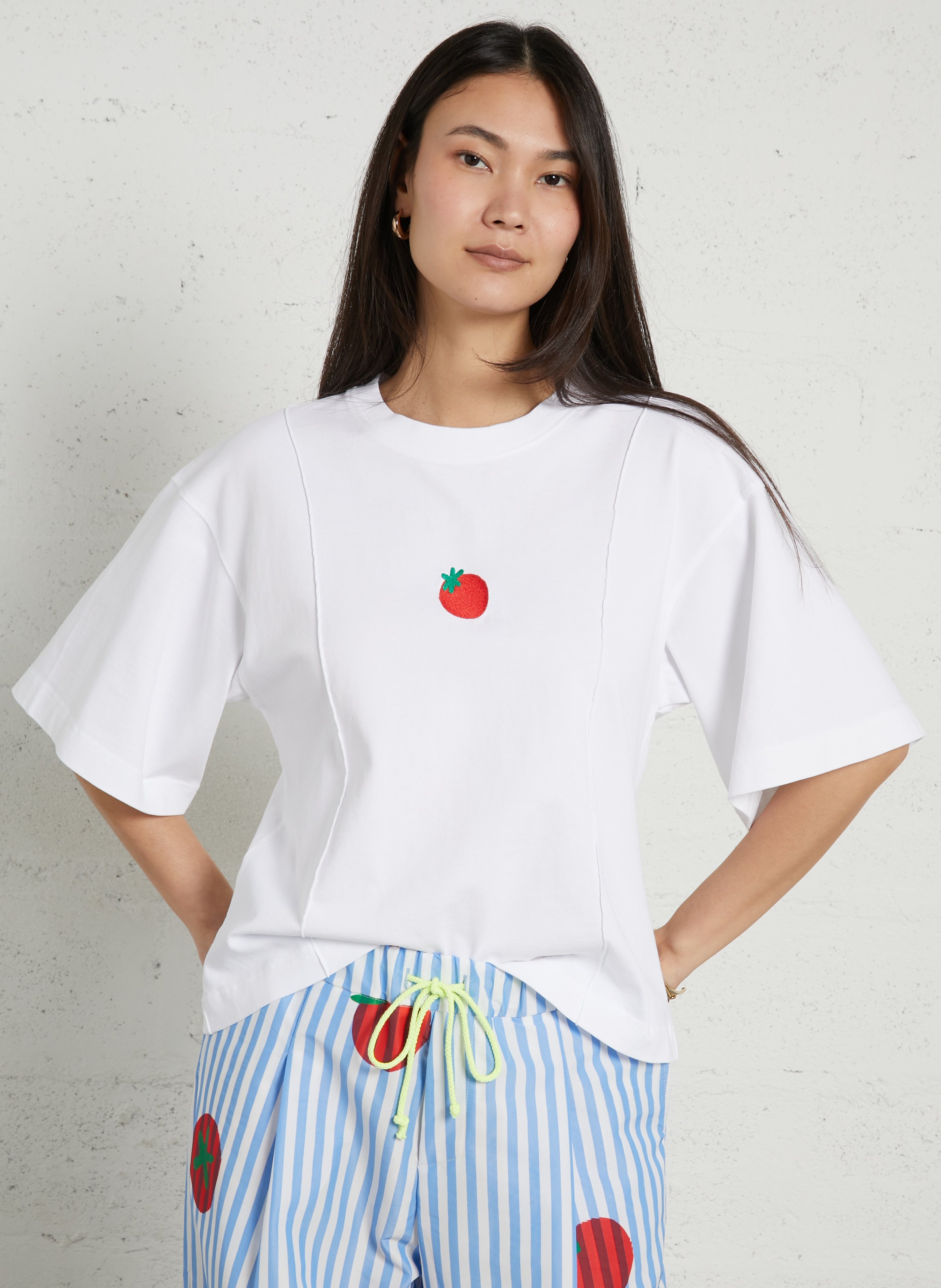 Short loose-fitting t-shirt with strawberry embroidery DR BLOOM