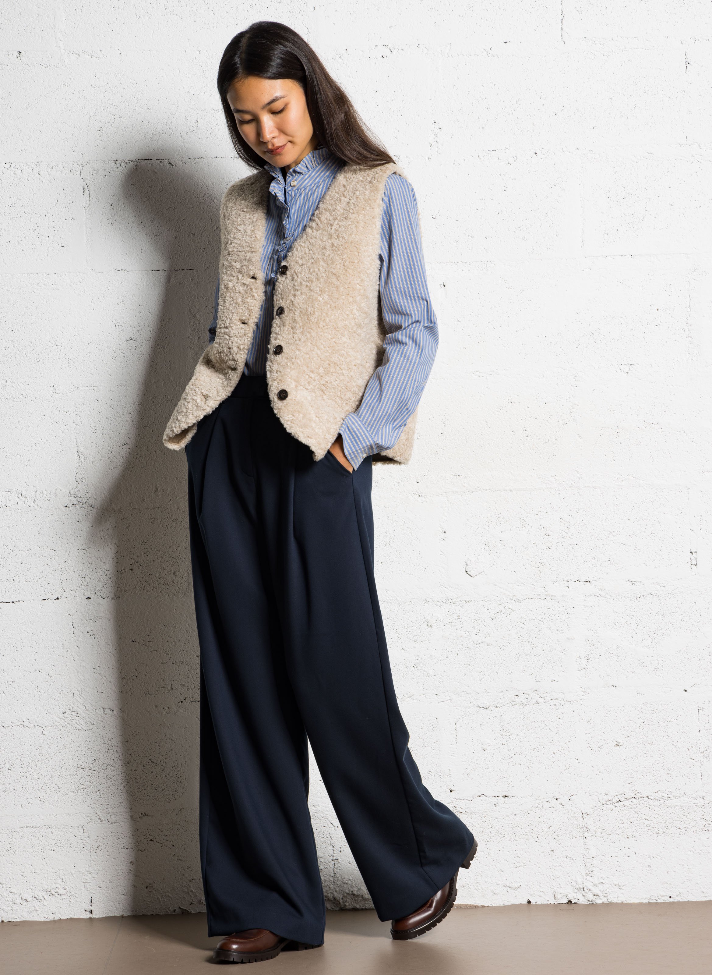 Ärmellose Weste aus gewelltem Pelz SEE U SOON Beige