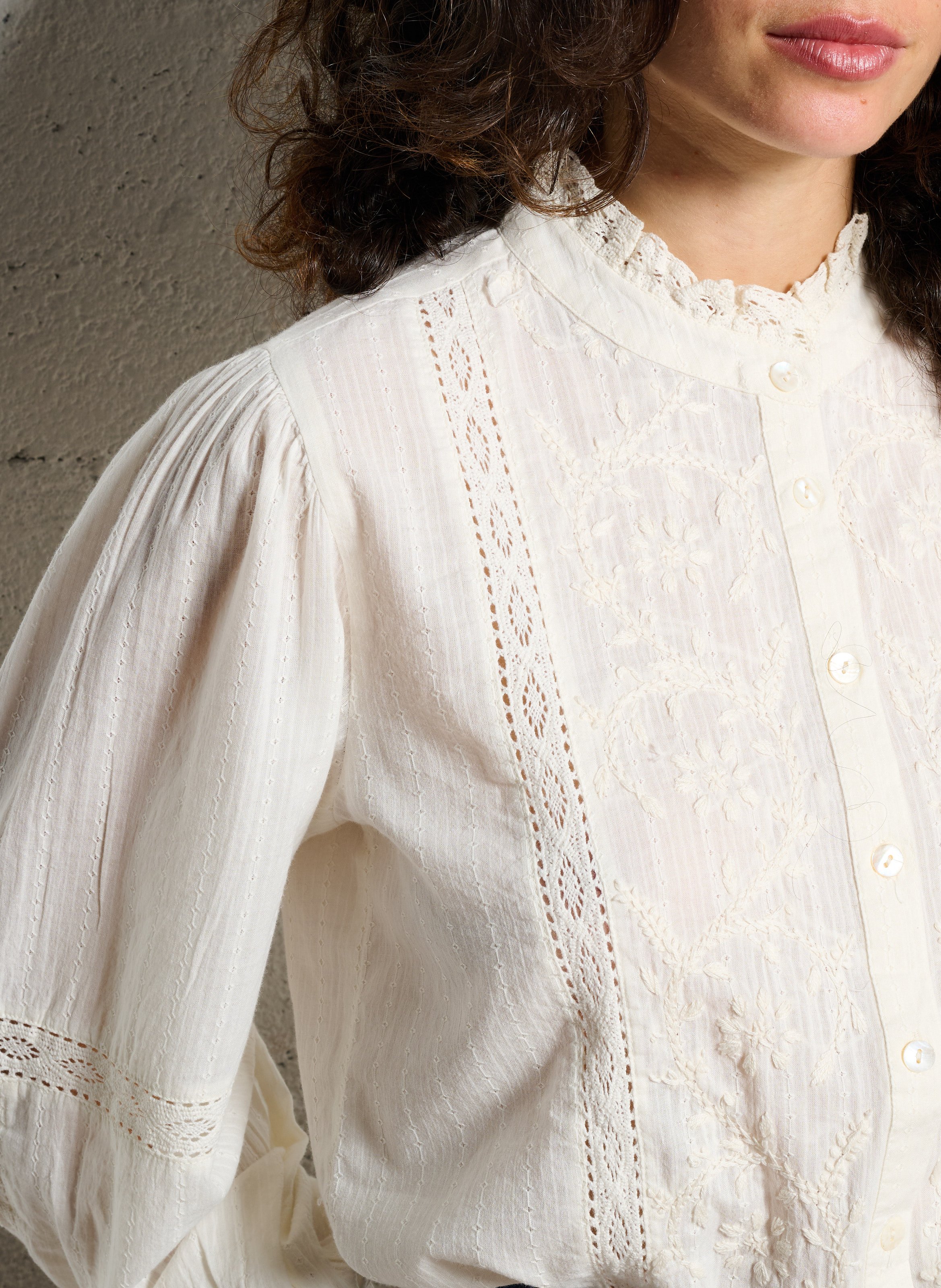Blouse boutonnée brodée à dentelle MAISON 123 Beige