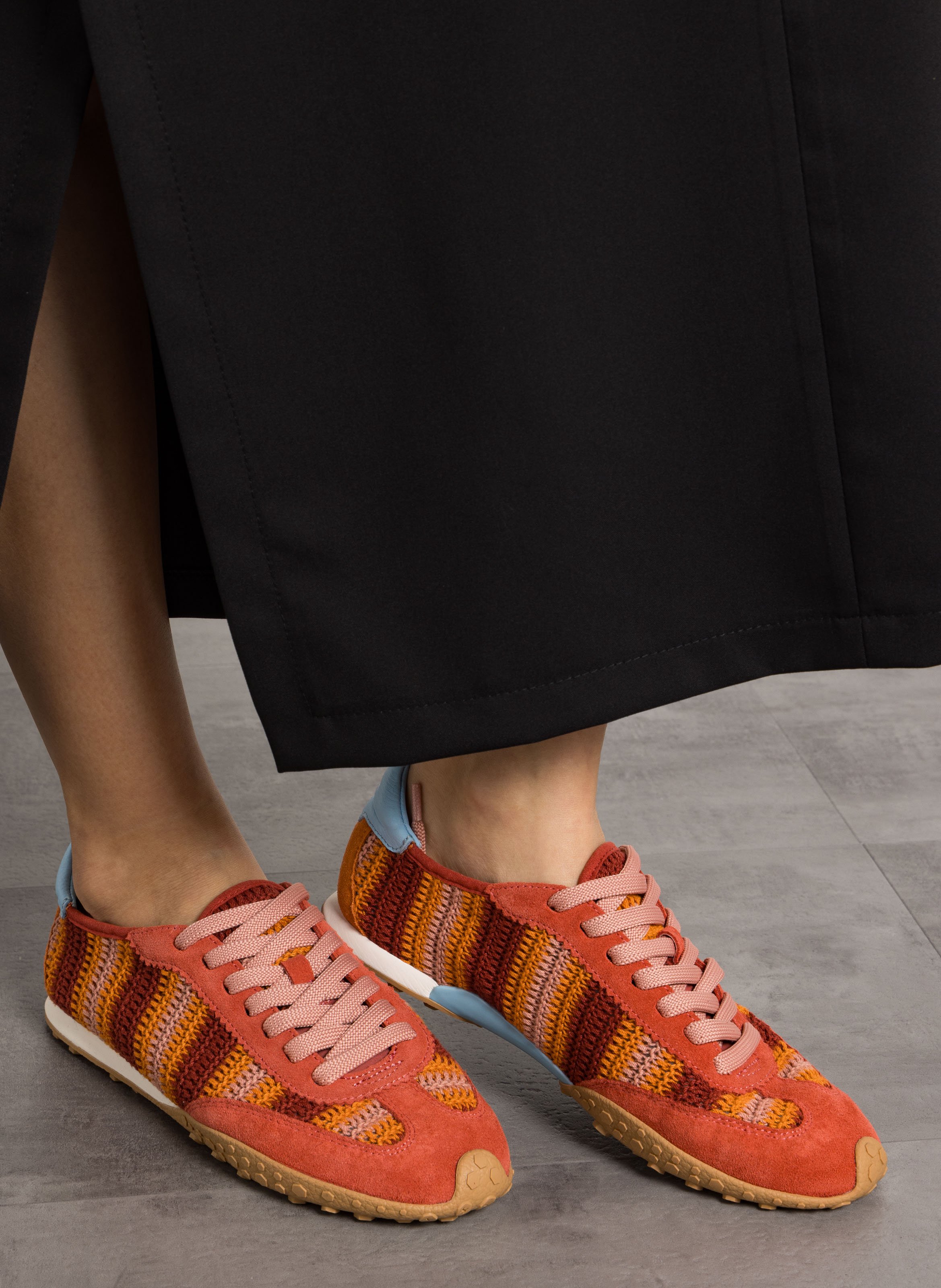 Sneaker aus Häkelarbeit Rot