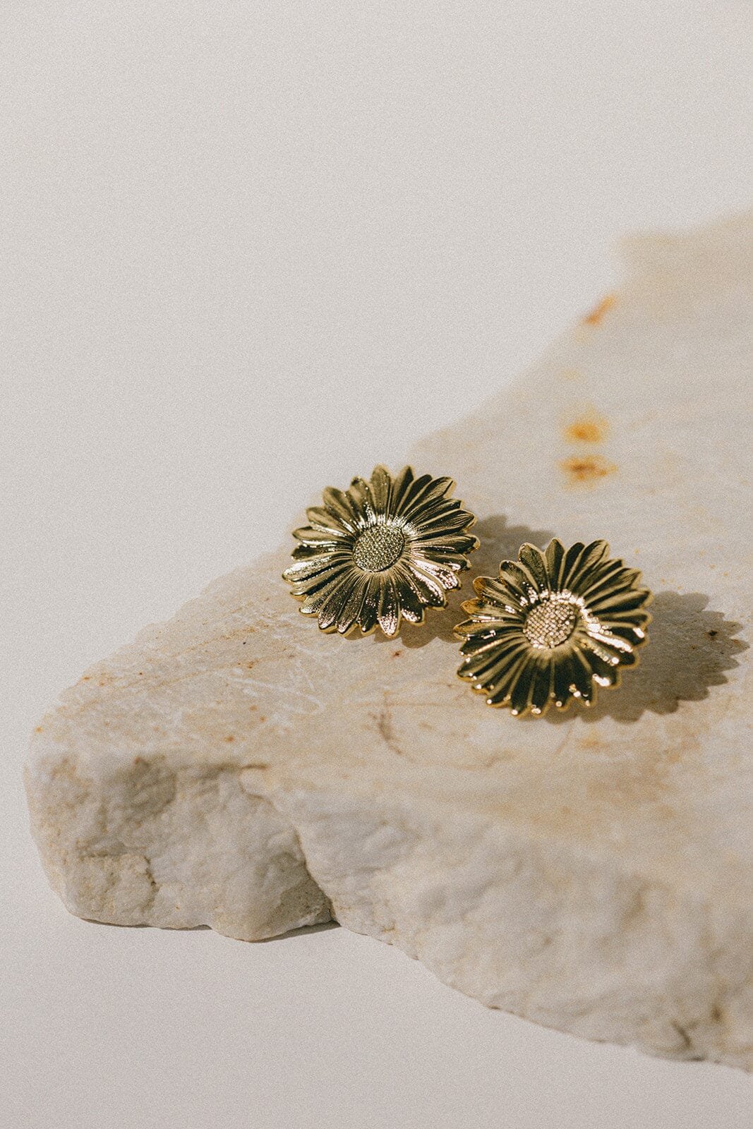 Large flower stud earrings in silver-plated  MONSIEUR SIMONE Golden