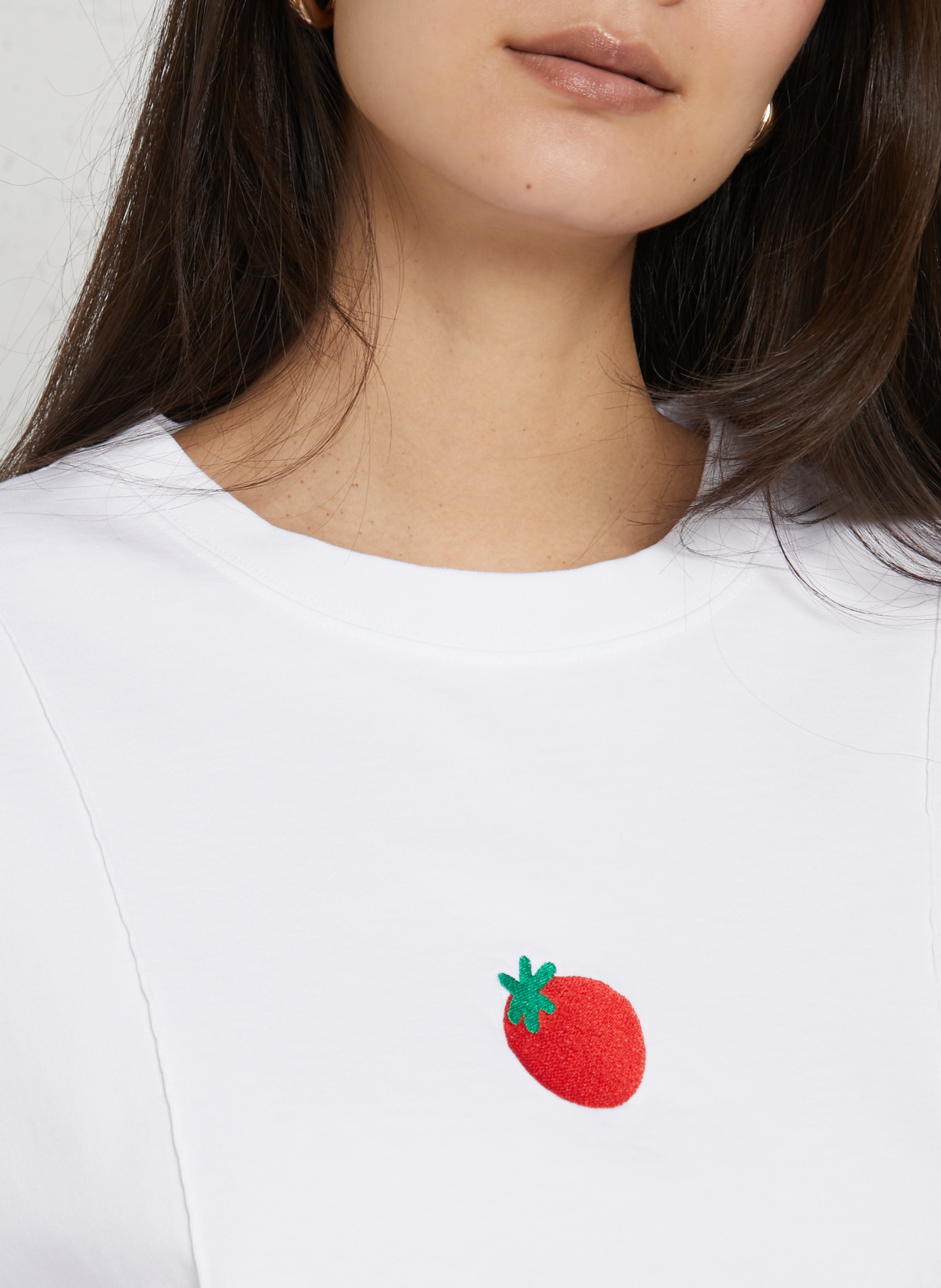 Short loose-fitting t-shirt with strawberry embroidery DR BLOOM White