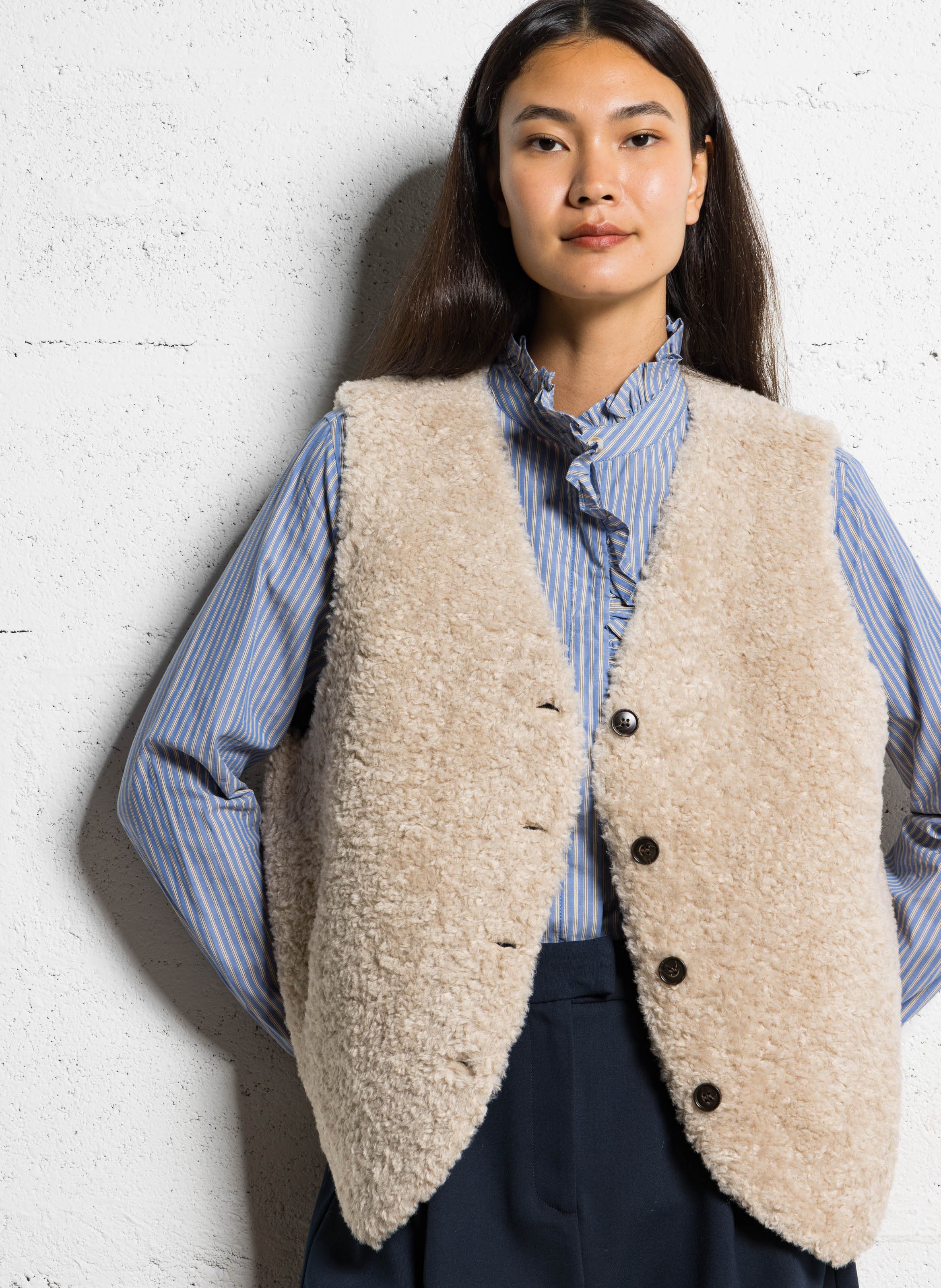 Sleeveless curly fur vest Beige SEE U SOON