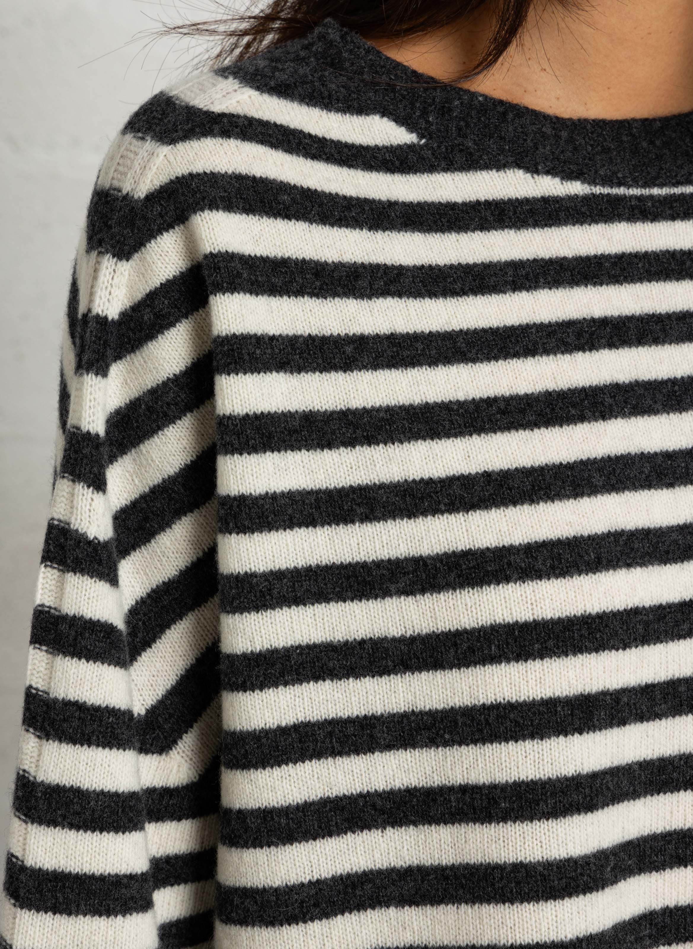 Loose-fit round-neck wool jumper HOD PARIS Black