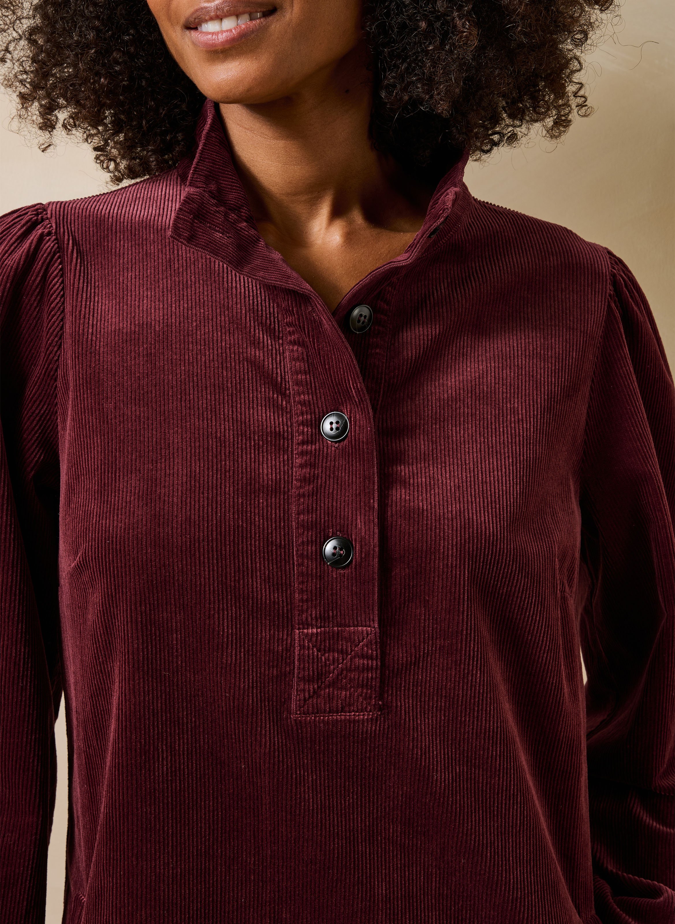 Kurzes, ausgestelltes Kleid mit Henley-Ausschnitt LA FEE MARABOUTEE Rot