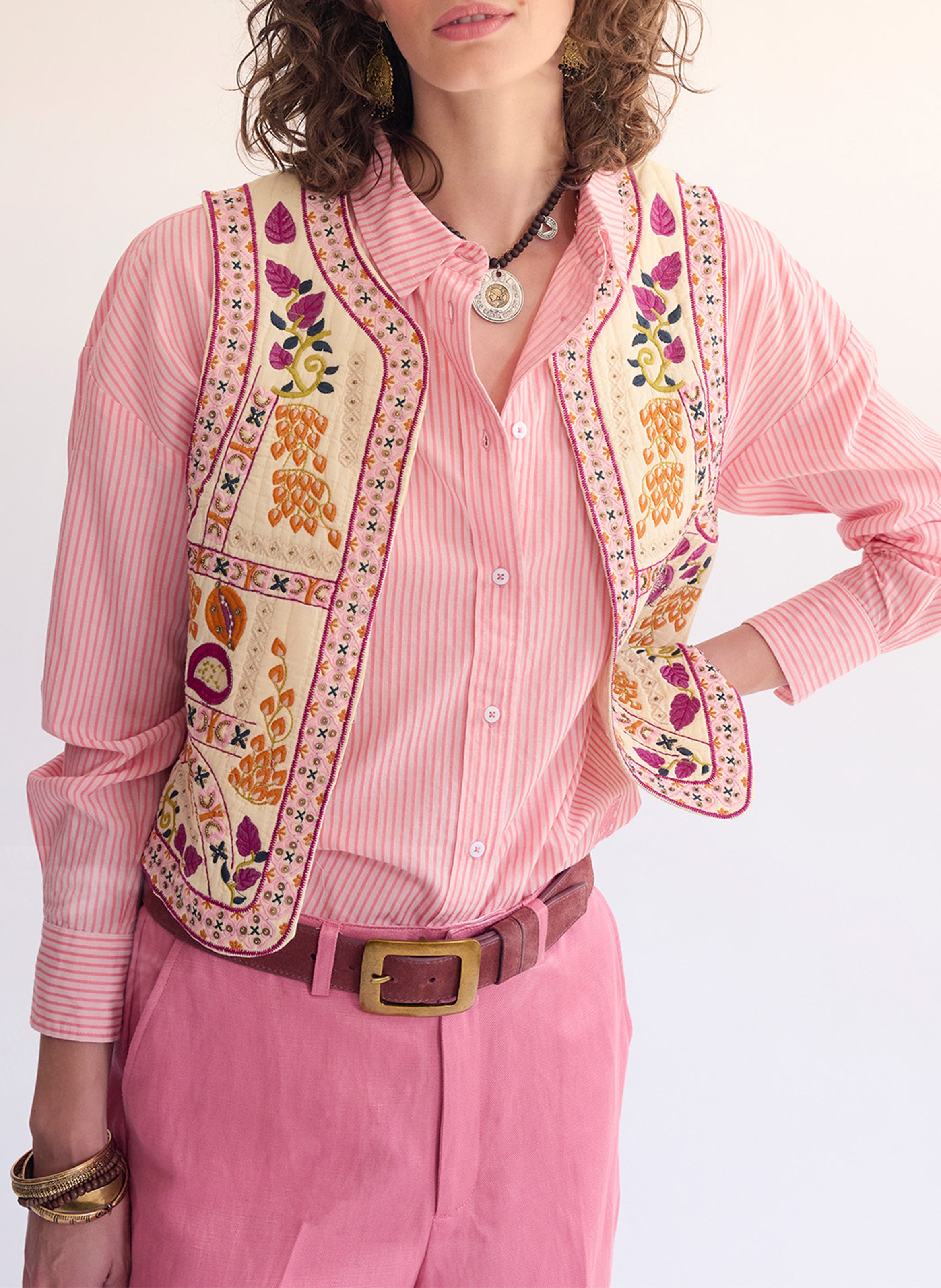 Korte geborduurde mouwloze vest MKT Beige