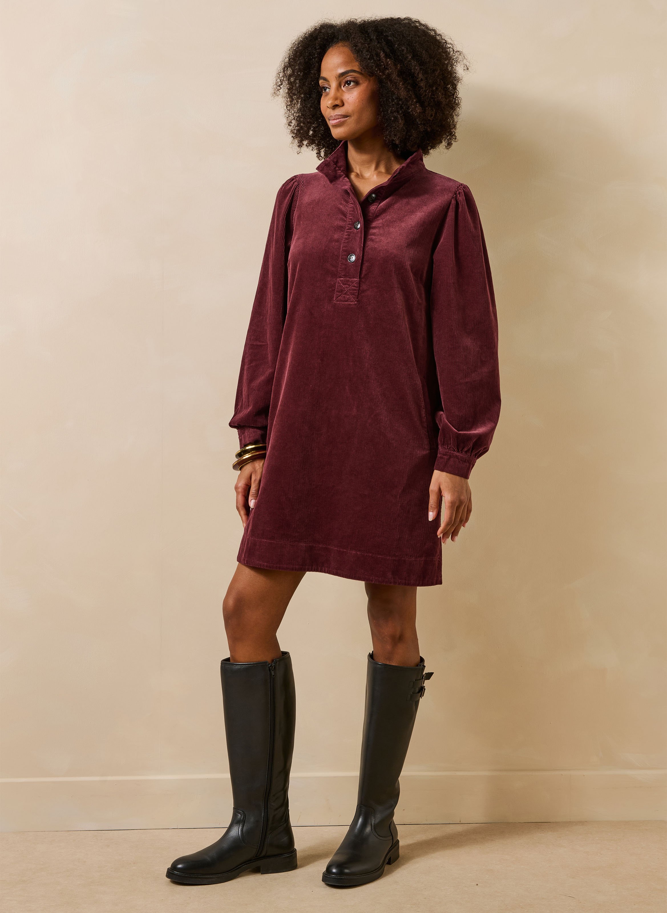 Kurzes, ausgestelltes Kleid mit Henley-Ausschnitt LA FEE MARABOUTEE Rot