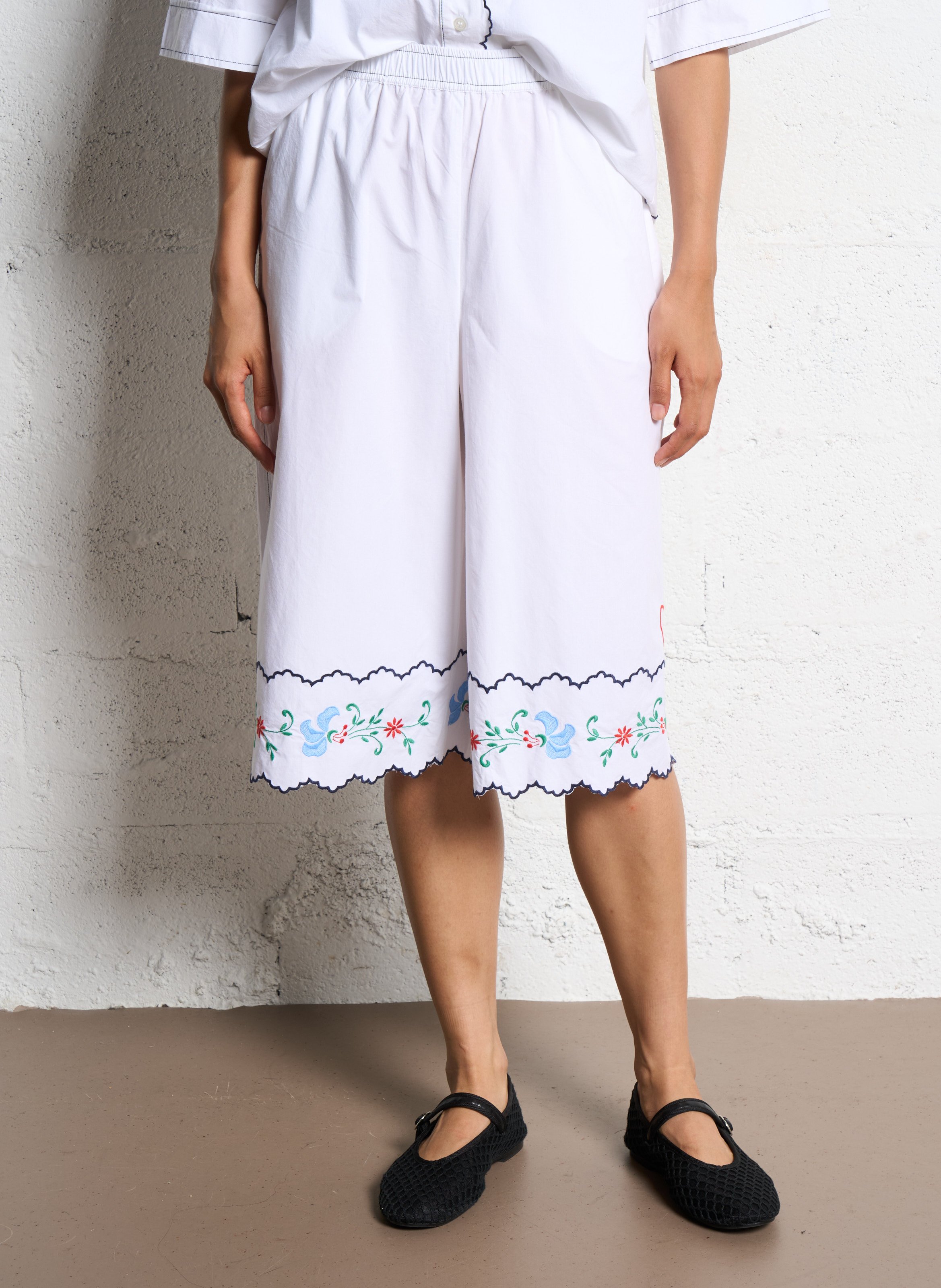 Short straight with organic cotton embroideries STELLA NOVA White