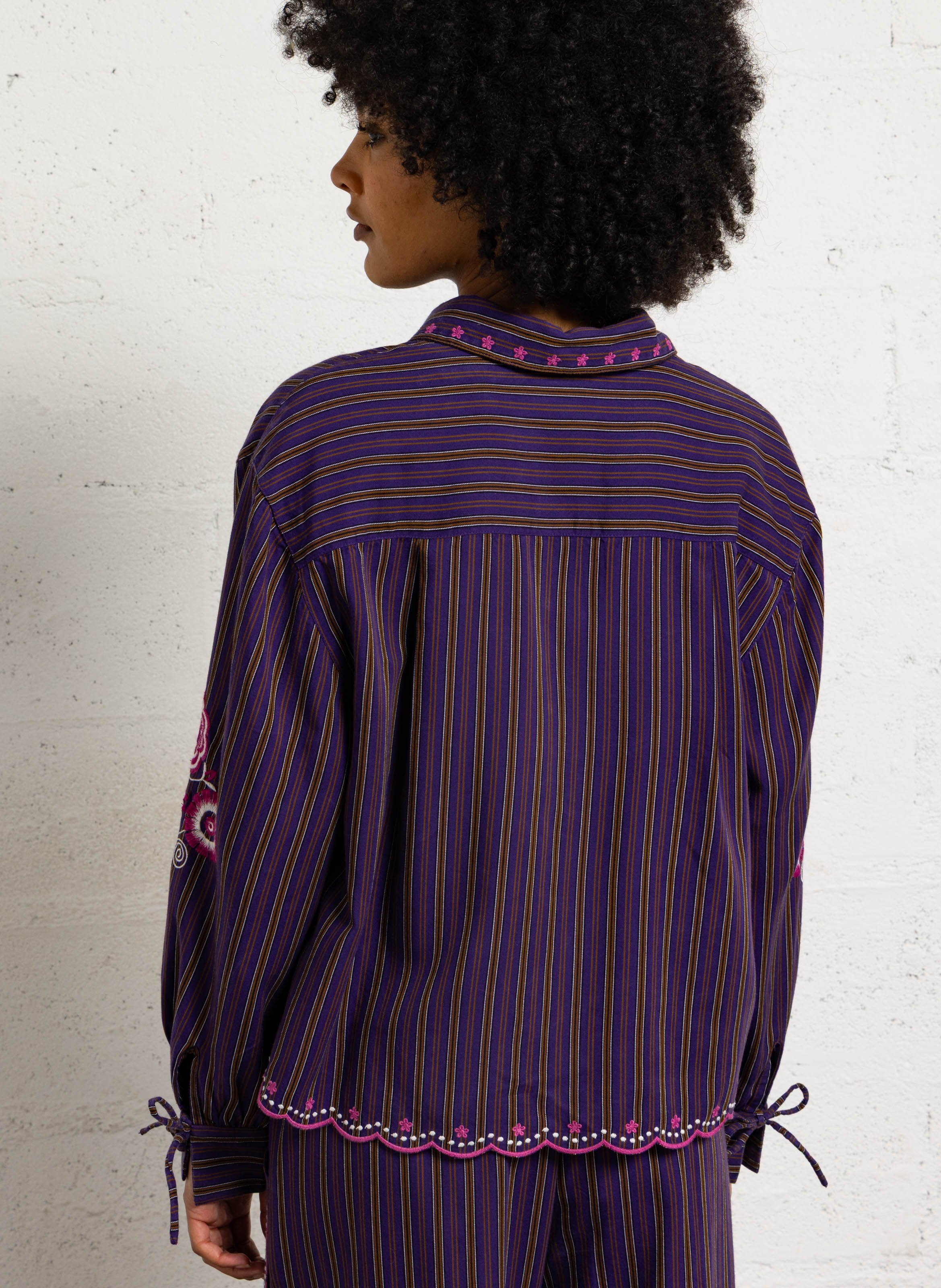 Oversize-Bluse mit klassischem Kragen und Print LOUISE MISHA Violett