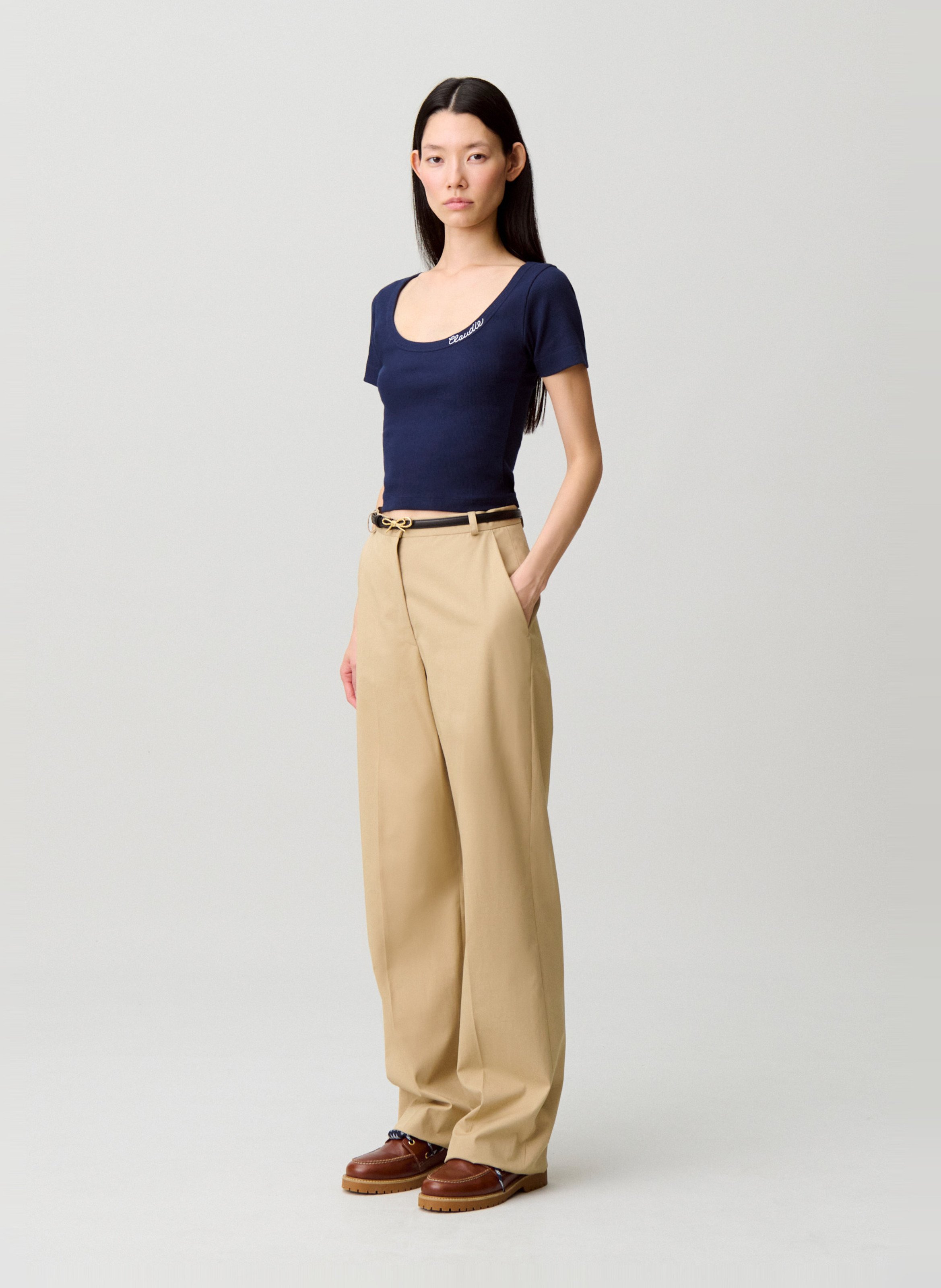 Kurzes T-Shirt mit Rundhalsausschnitt, figurbetont. CLAUDIE PIERLOT Blau