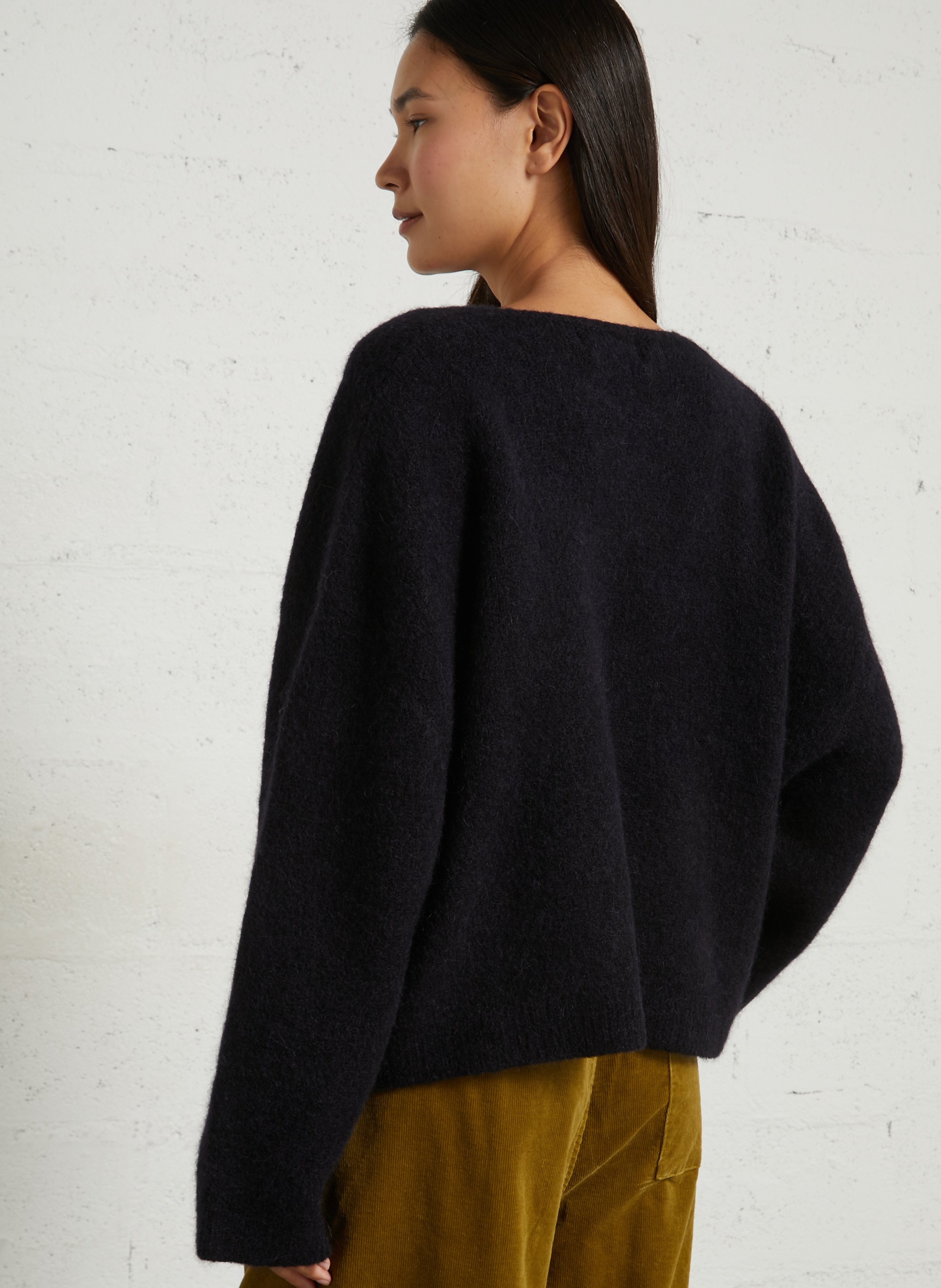 Weiter, übergroßer Pullover mit V-Ausschnitt aus Alpaka und Wollegemisch. BELLEPIECE Blau