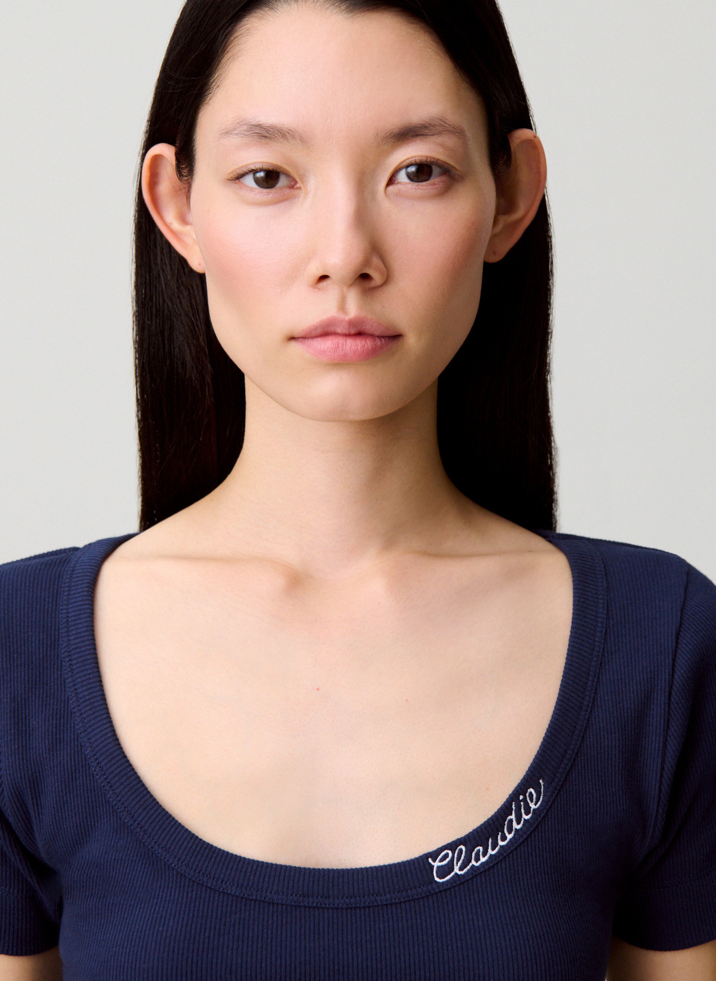 Kurzes T-Shirt mit Rundhalsausschnitt, figurbetont. CLAUDIE PIERLOT Blau