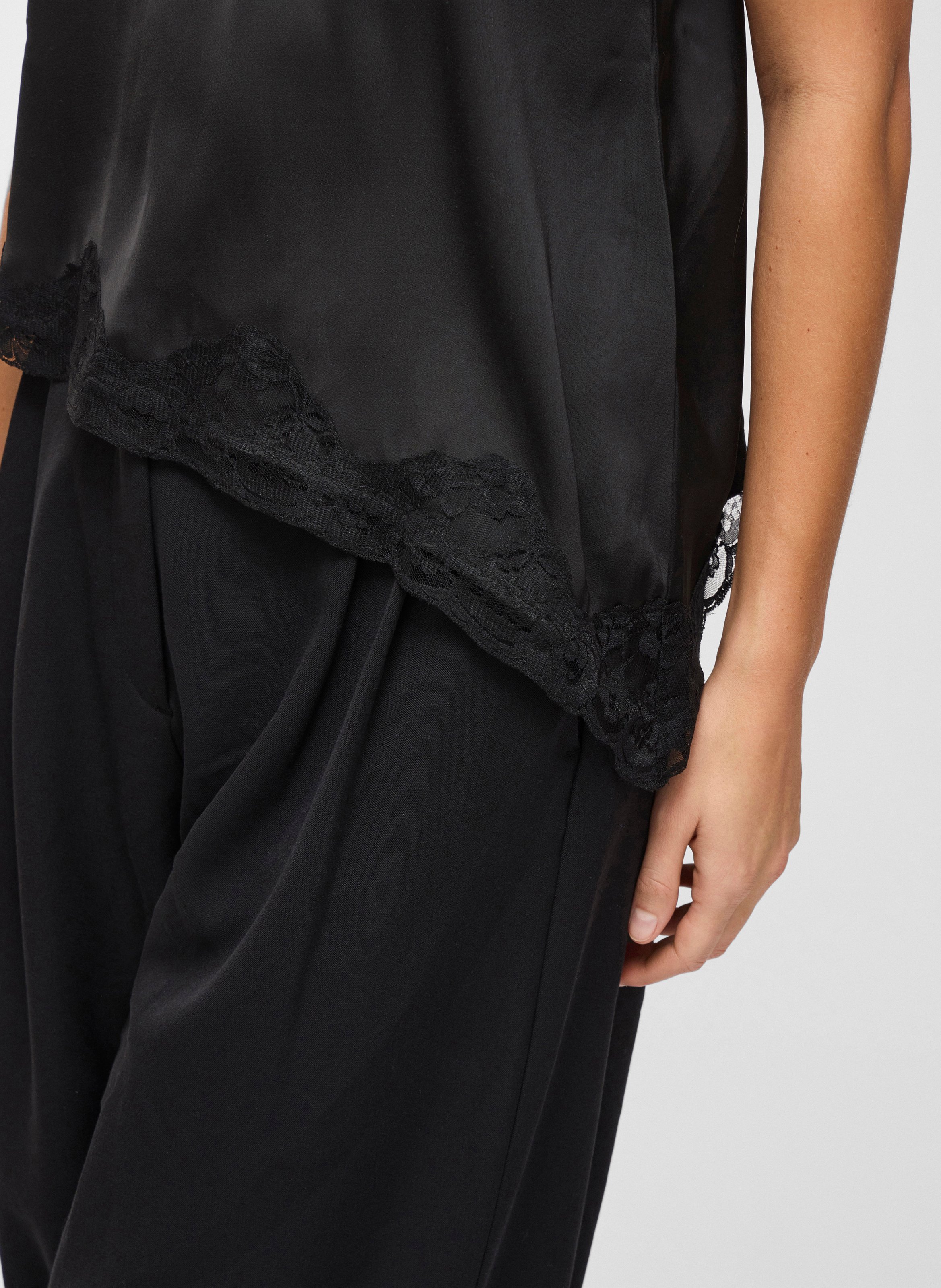 Top droit col V satiné VILA Noir