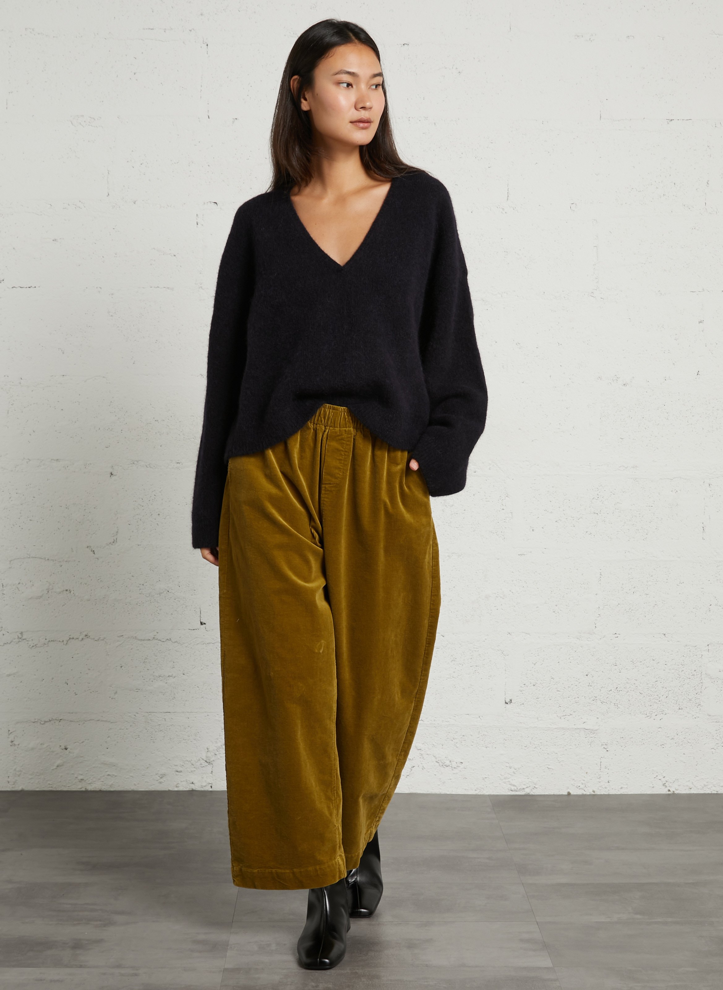 Weiter, übergroßer Pullover mit V-Ausschnitt aus Alpaka und Wollegemisch. BELLEPIECE Blau