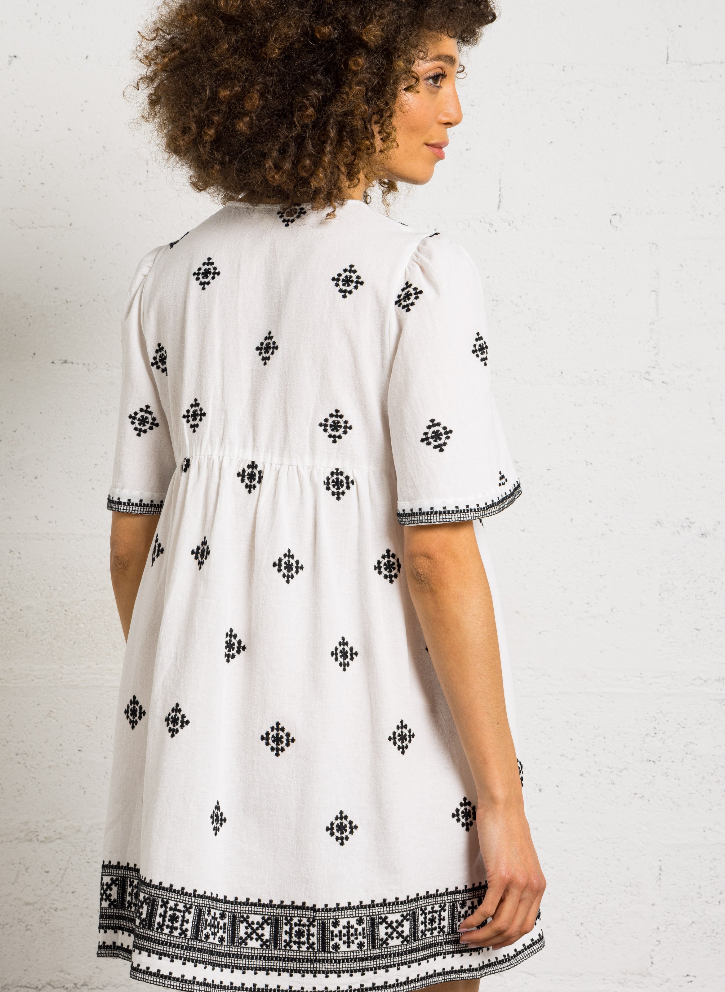 Robe courte col V en coton brodé THE KORNER Blanc