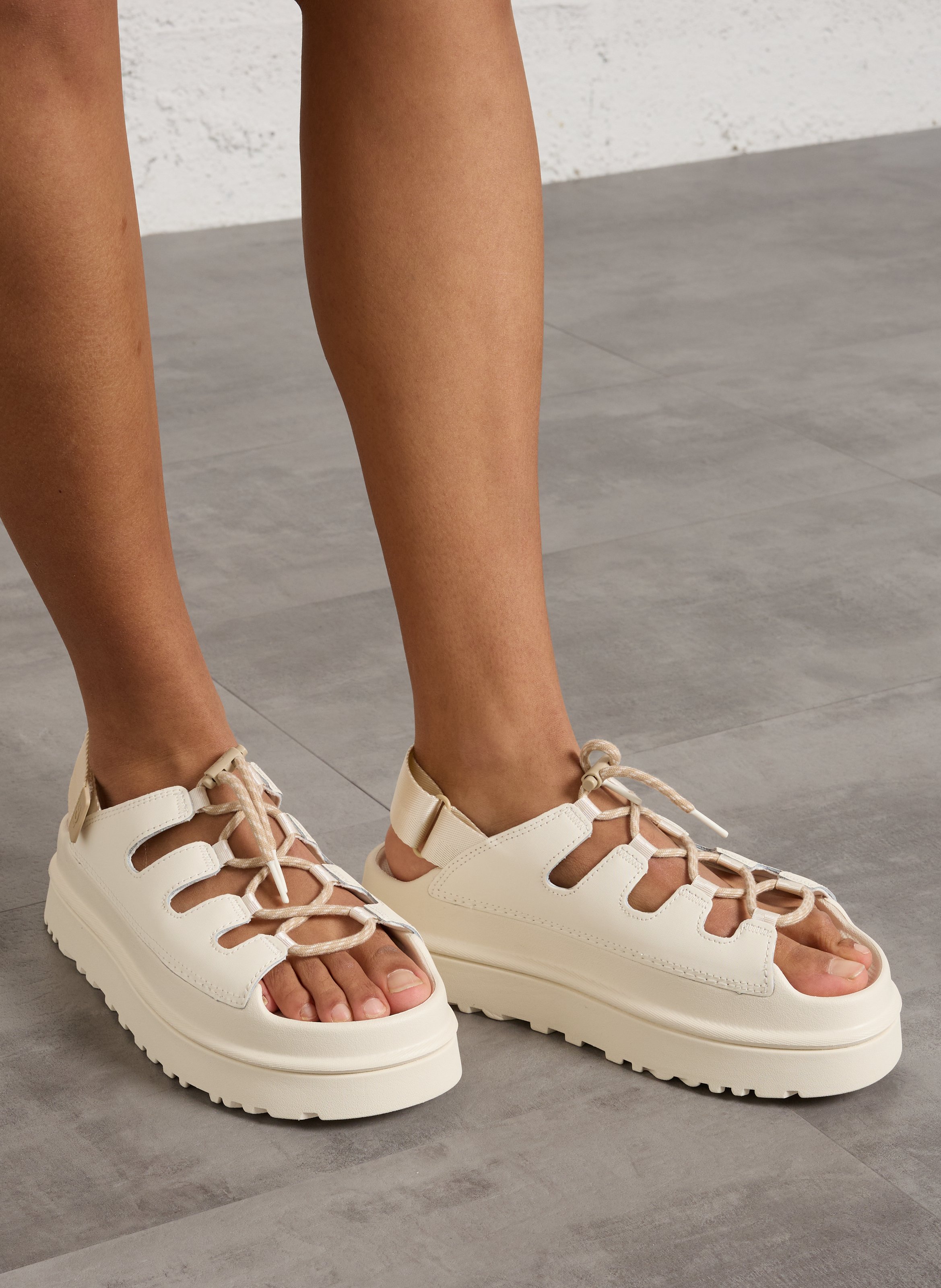 Sandales compensées en cuir mélangé UGG Blanc