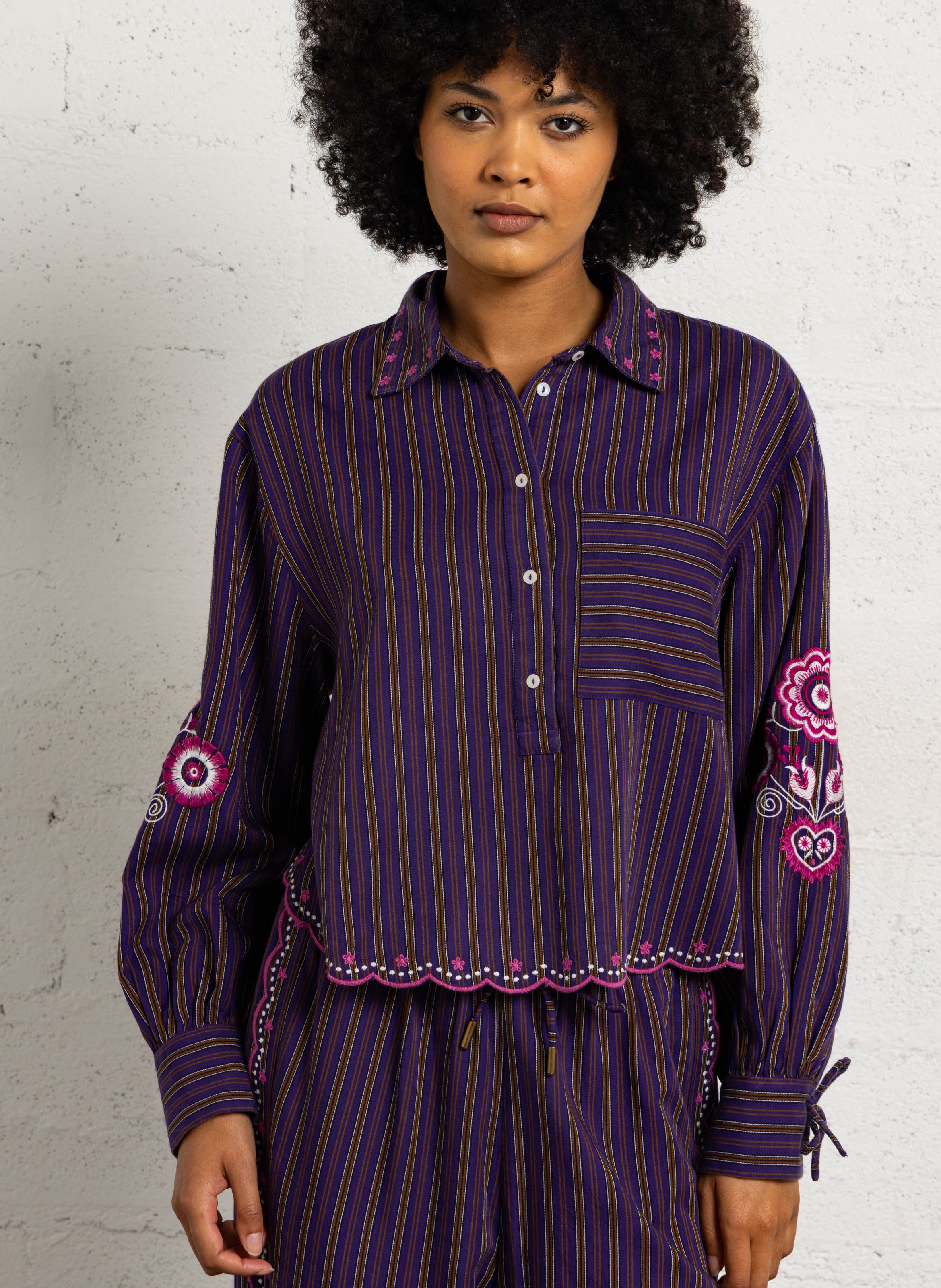 Oversize-Bluse mit klassischem Kragen und Print LOUISE MISHA Violett