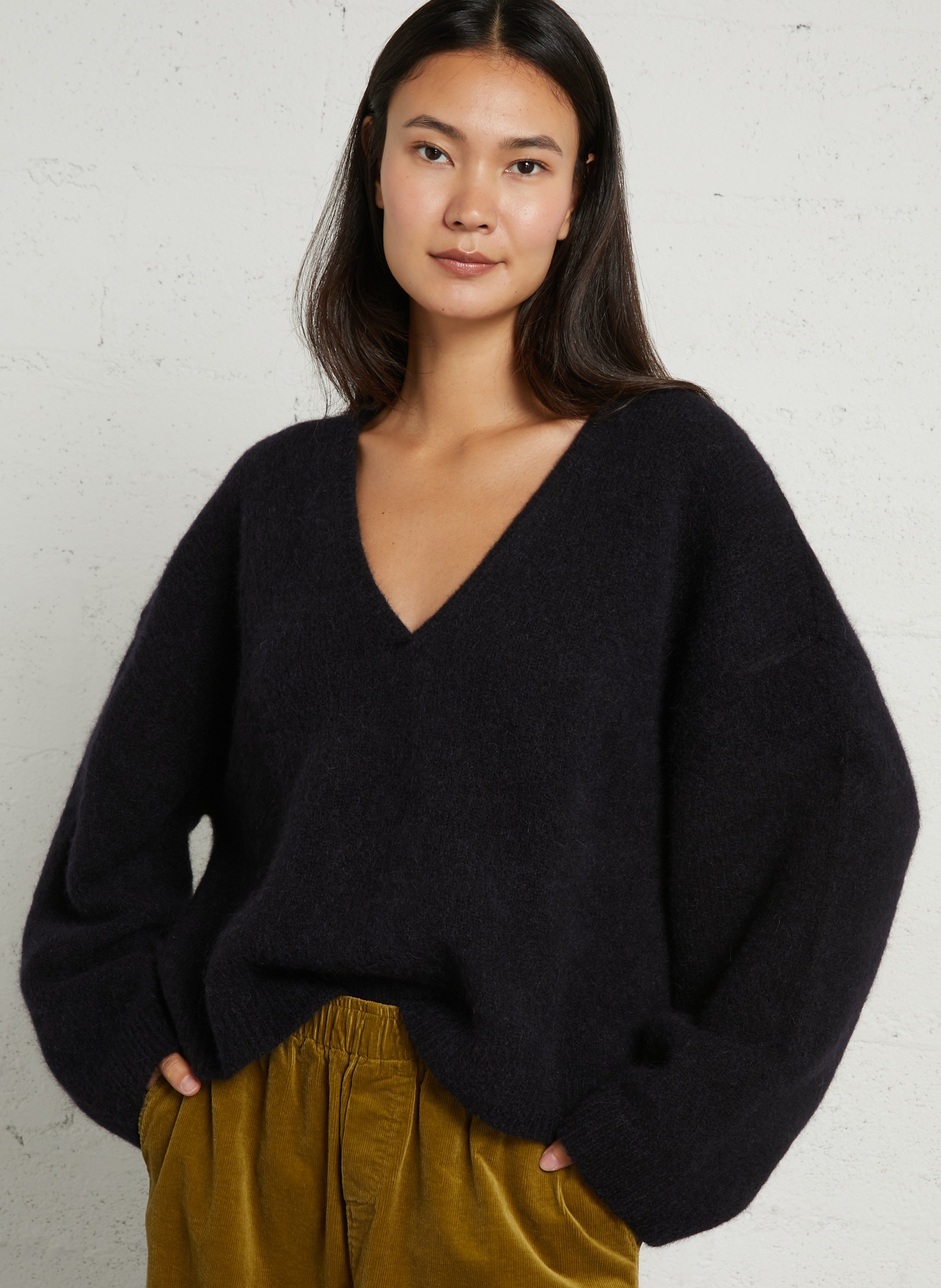 Weiter, übergroßer Pullover mit V-Ausschnitt aus Alpaka und Wollegemisch. BELLEPIECE Blau