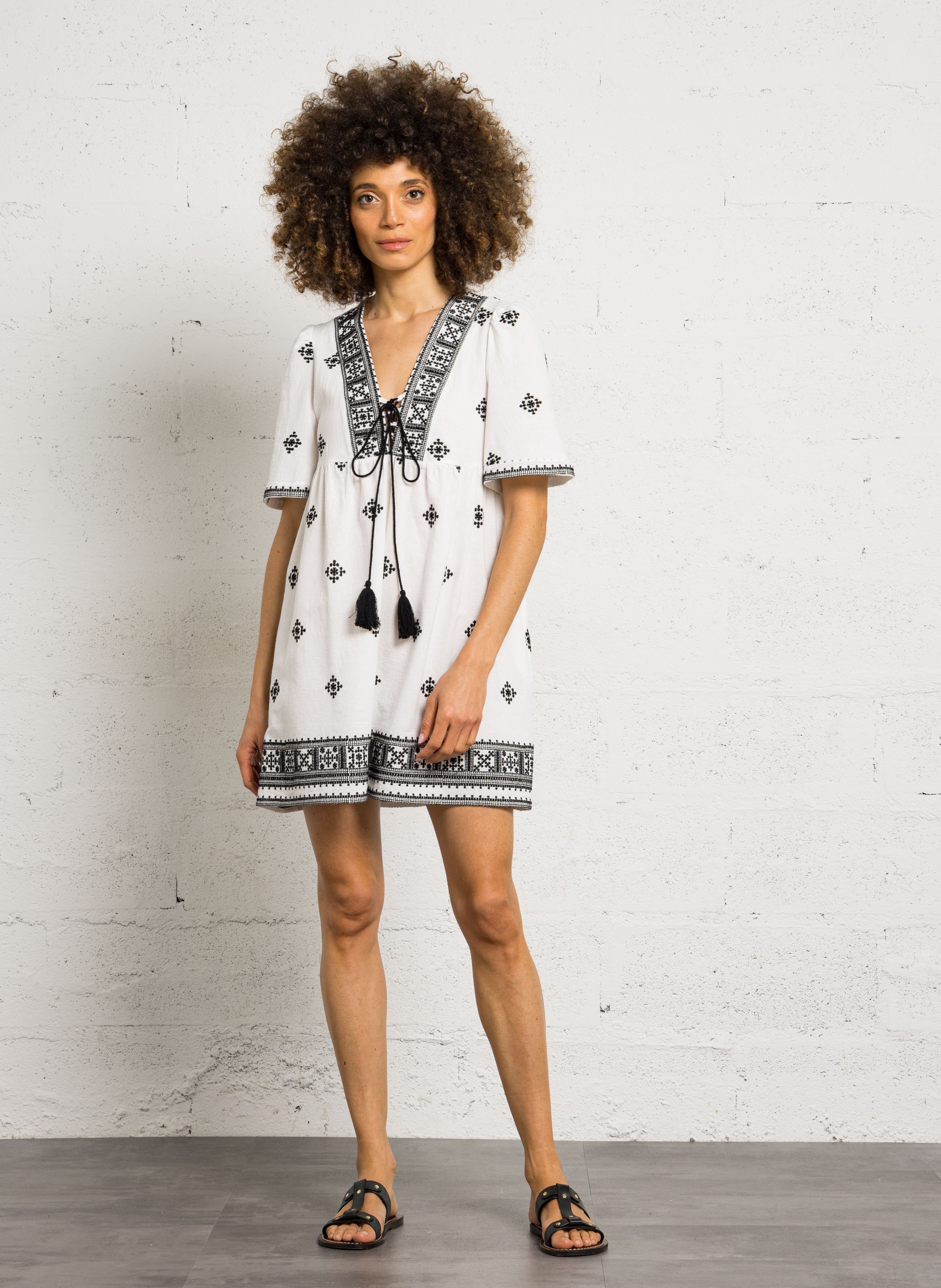 Robe courte col V en coton brodé THE KORNER Blanc