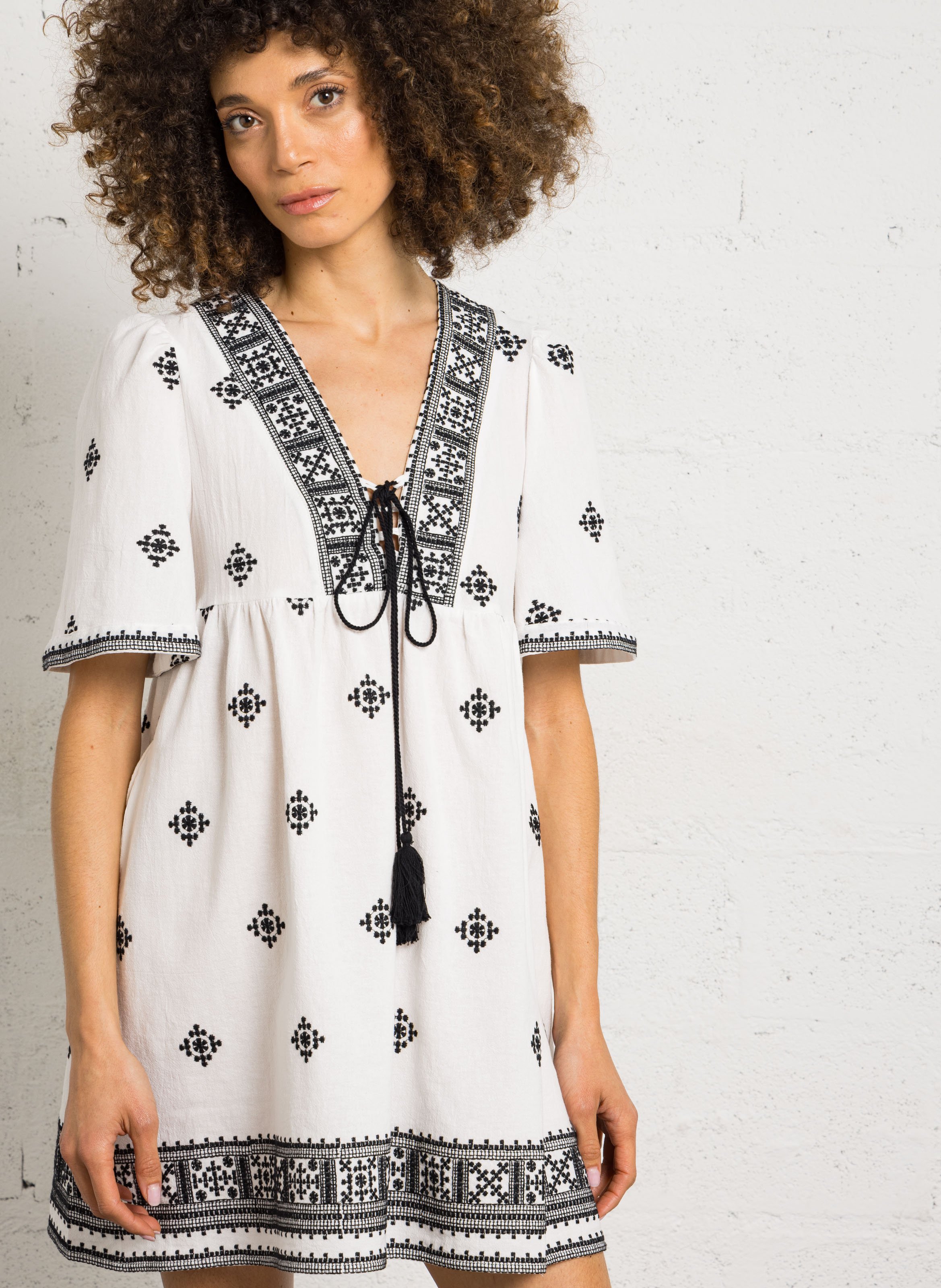 Robe courte col V en coton brodé THE KORNER Blanc