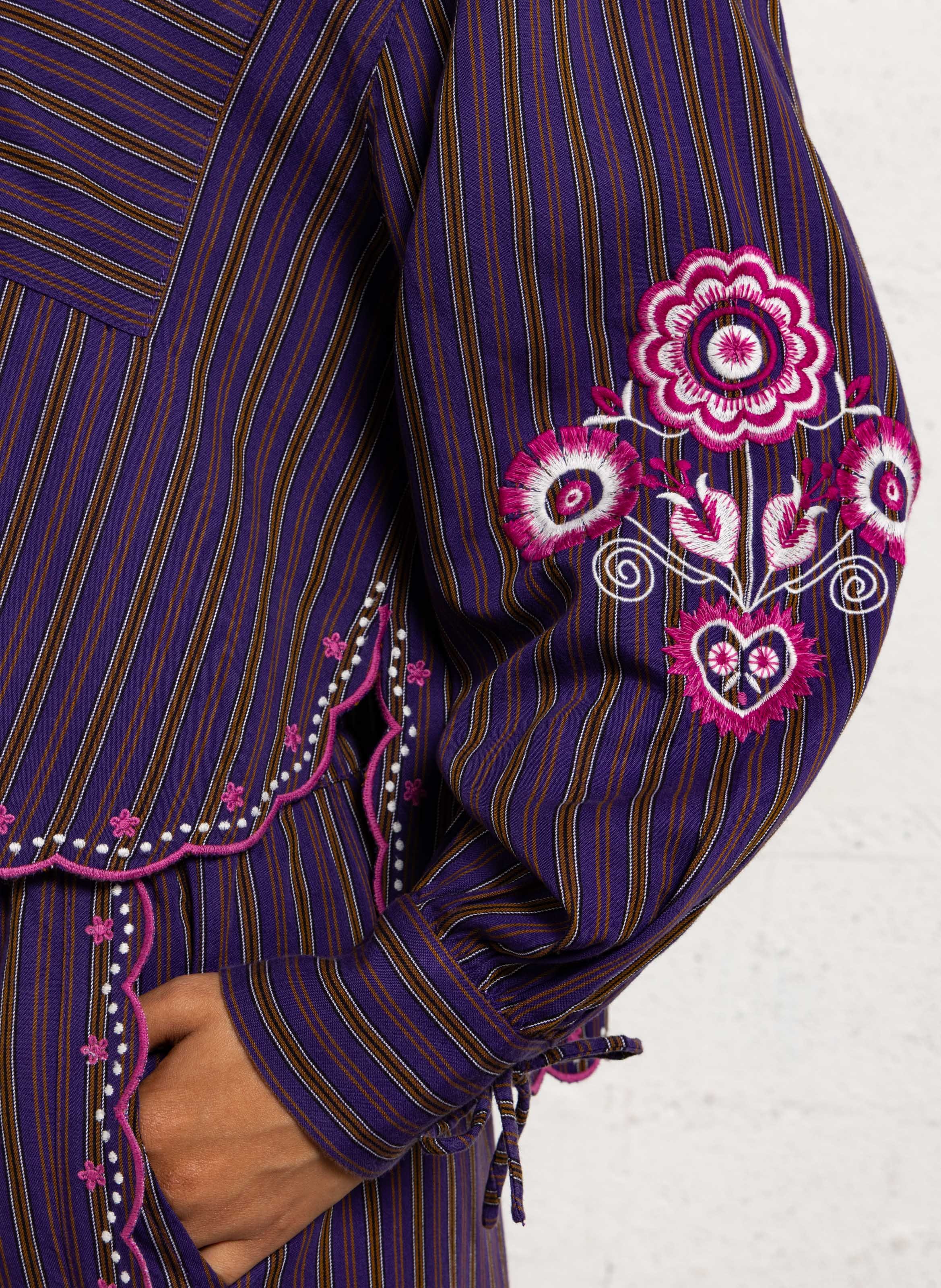 Oversize-Bluse mit klassischem Kragen und Print LOUISE MISHA Violett