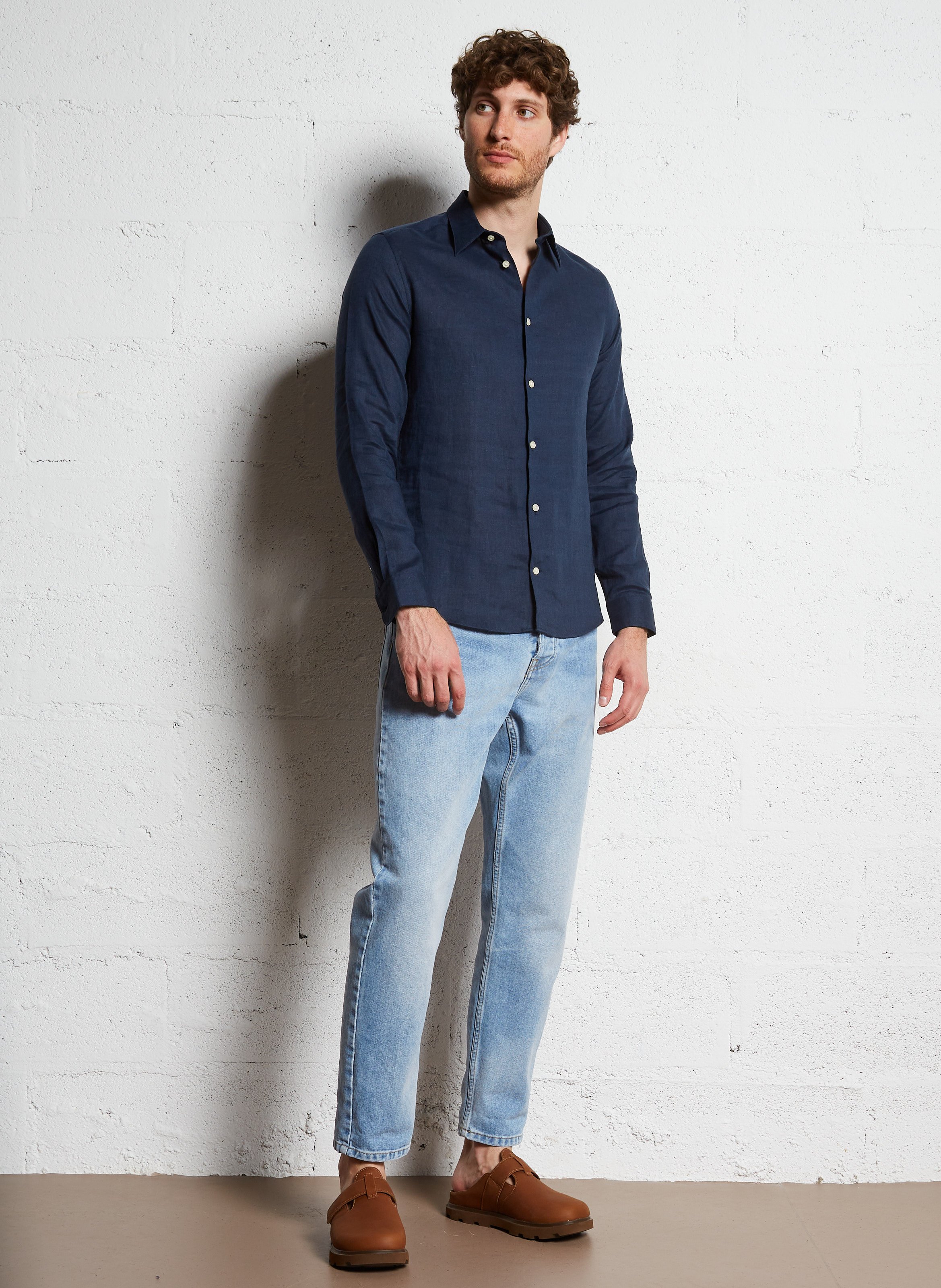 Gerade geschnittene Leinenbluse mit V-Dekolleté und Taschen AU PRINTEMPS PARIS Blau