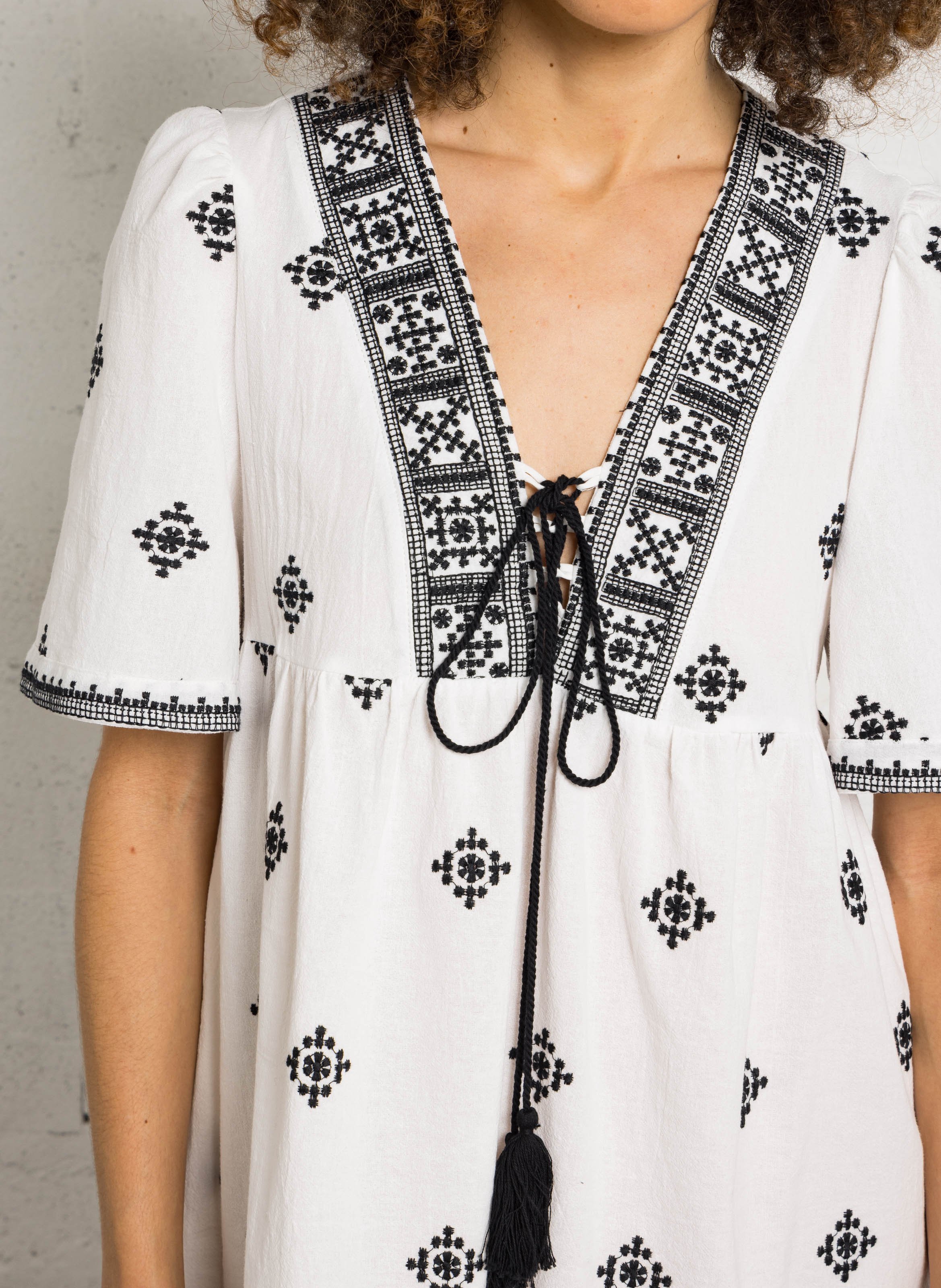 Robe courte col V en coton brodé THE KORNER Blanc