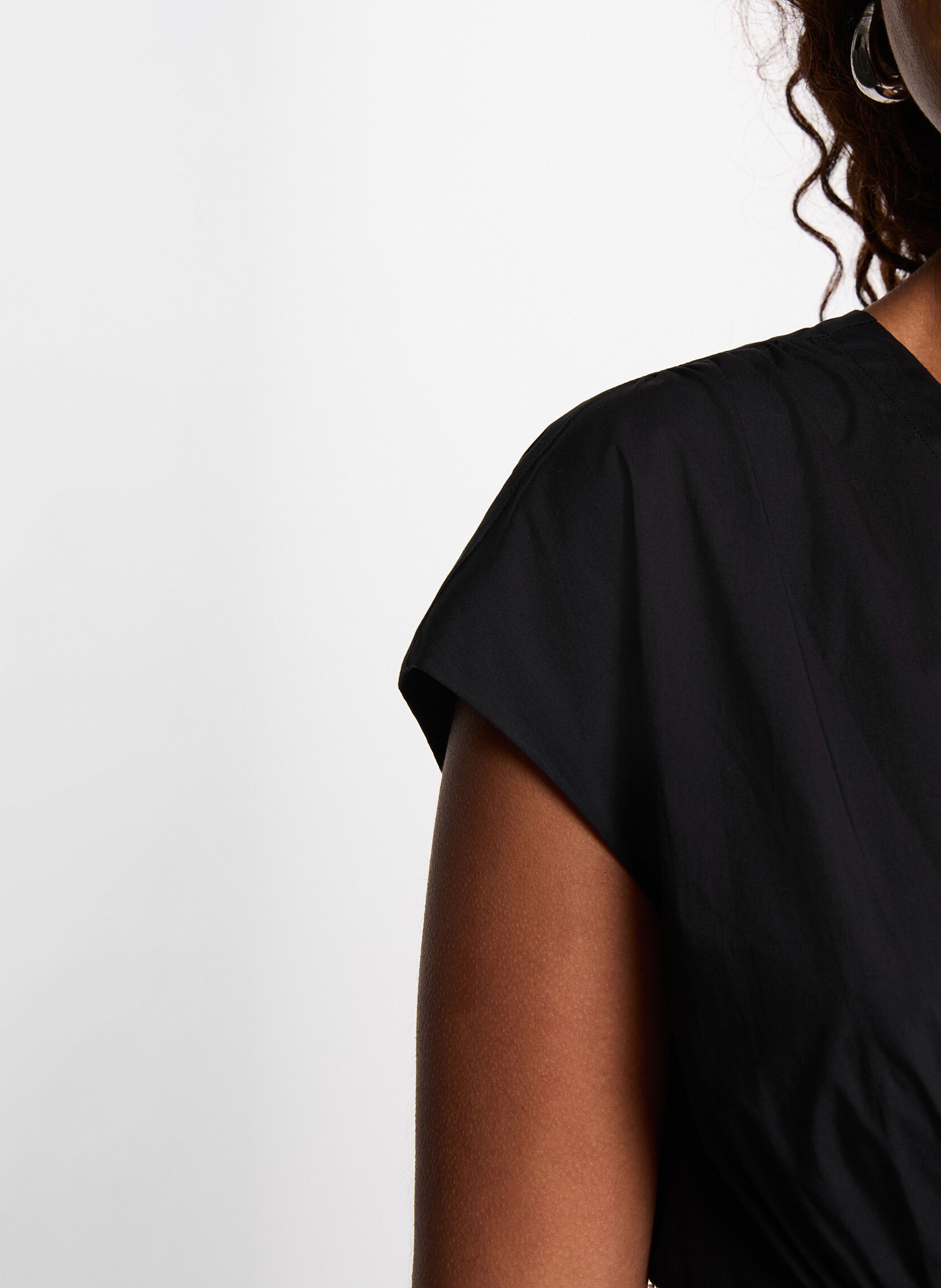 Midi jurk met V-hals en getailleerd silhouet MORGAN Zwart