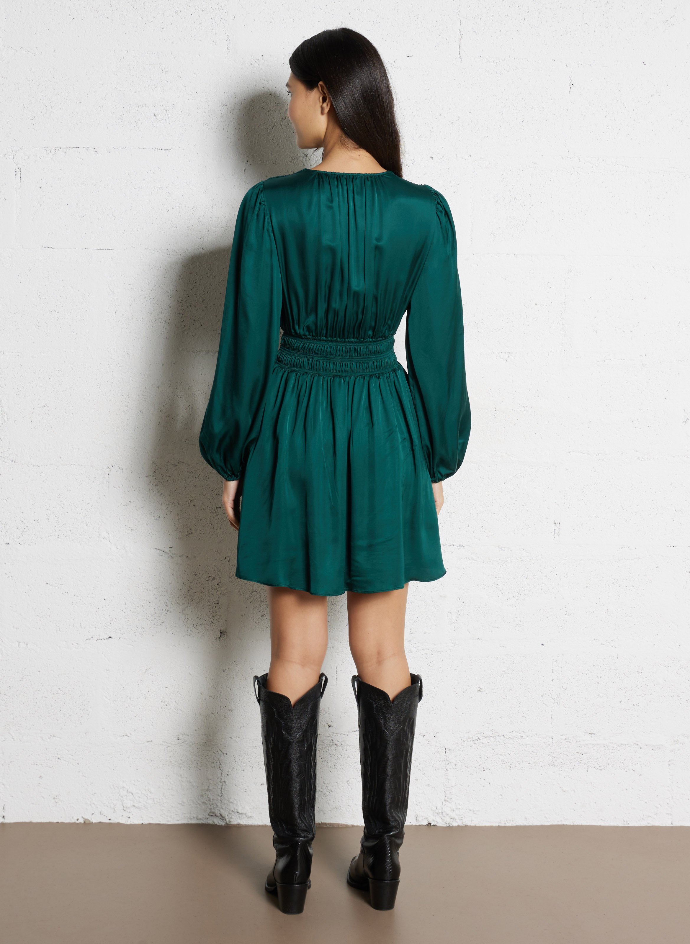 Kurzes tailliertes Satinkleid mit V-Ausschnitt BERENICE Grun