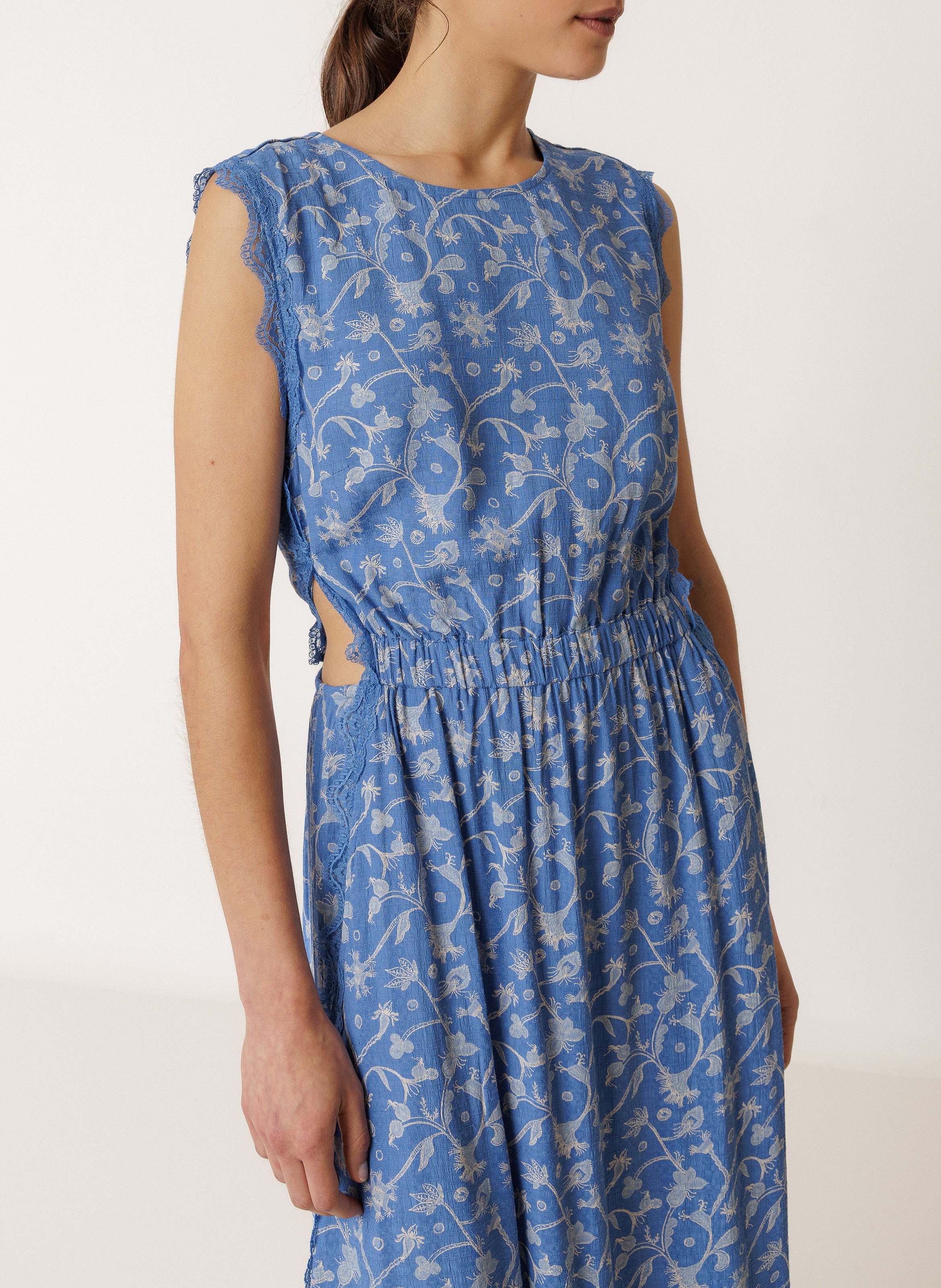 Lange jurk met uitgesneden taille en print INDI & COLD Blauw