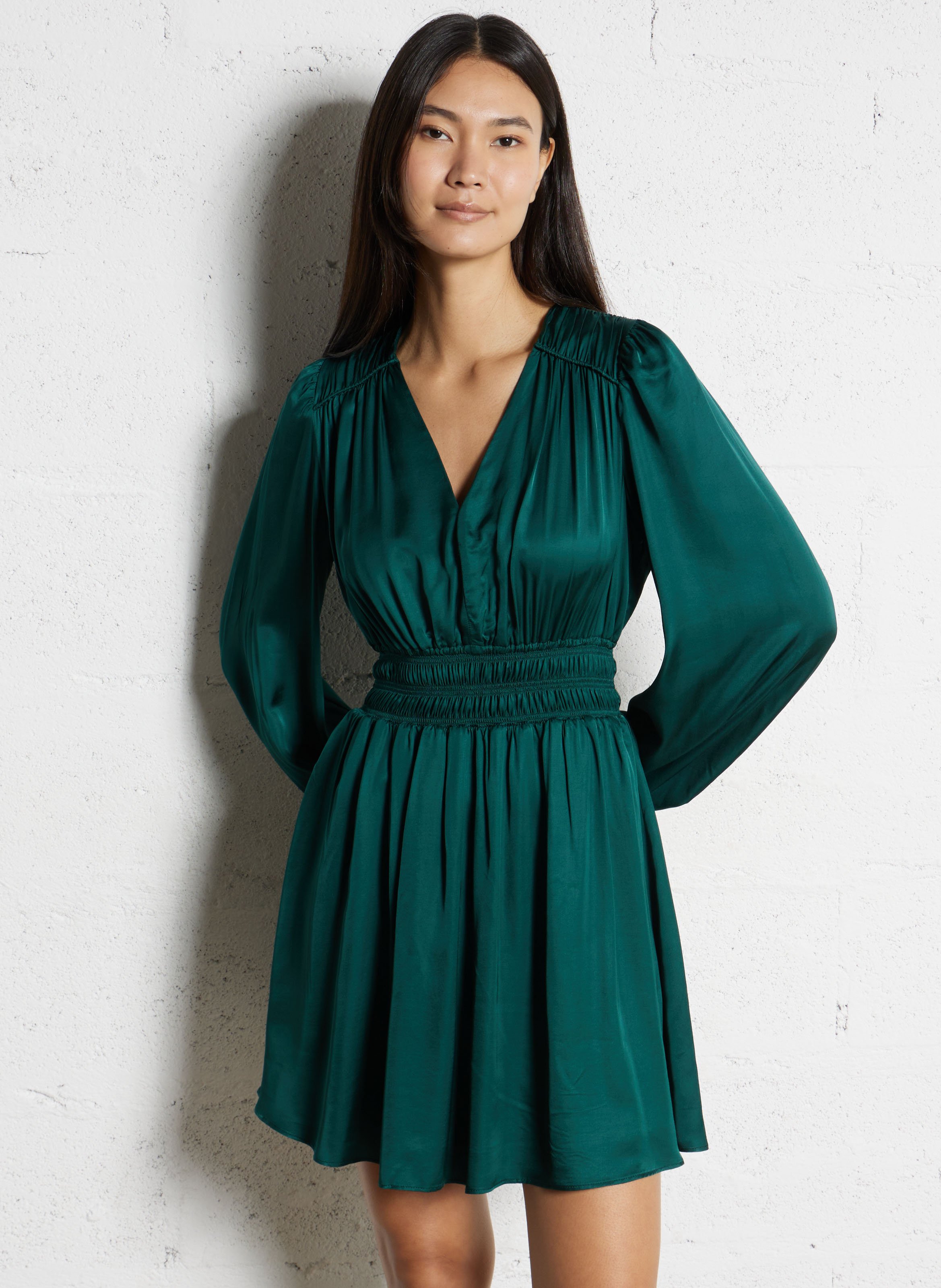 Kurzes tailliertes Satinkleid mit V-Ausschnitt BERENICE Grun