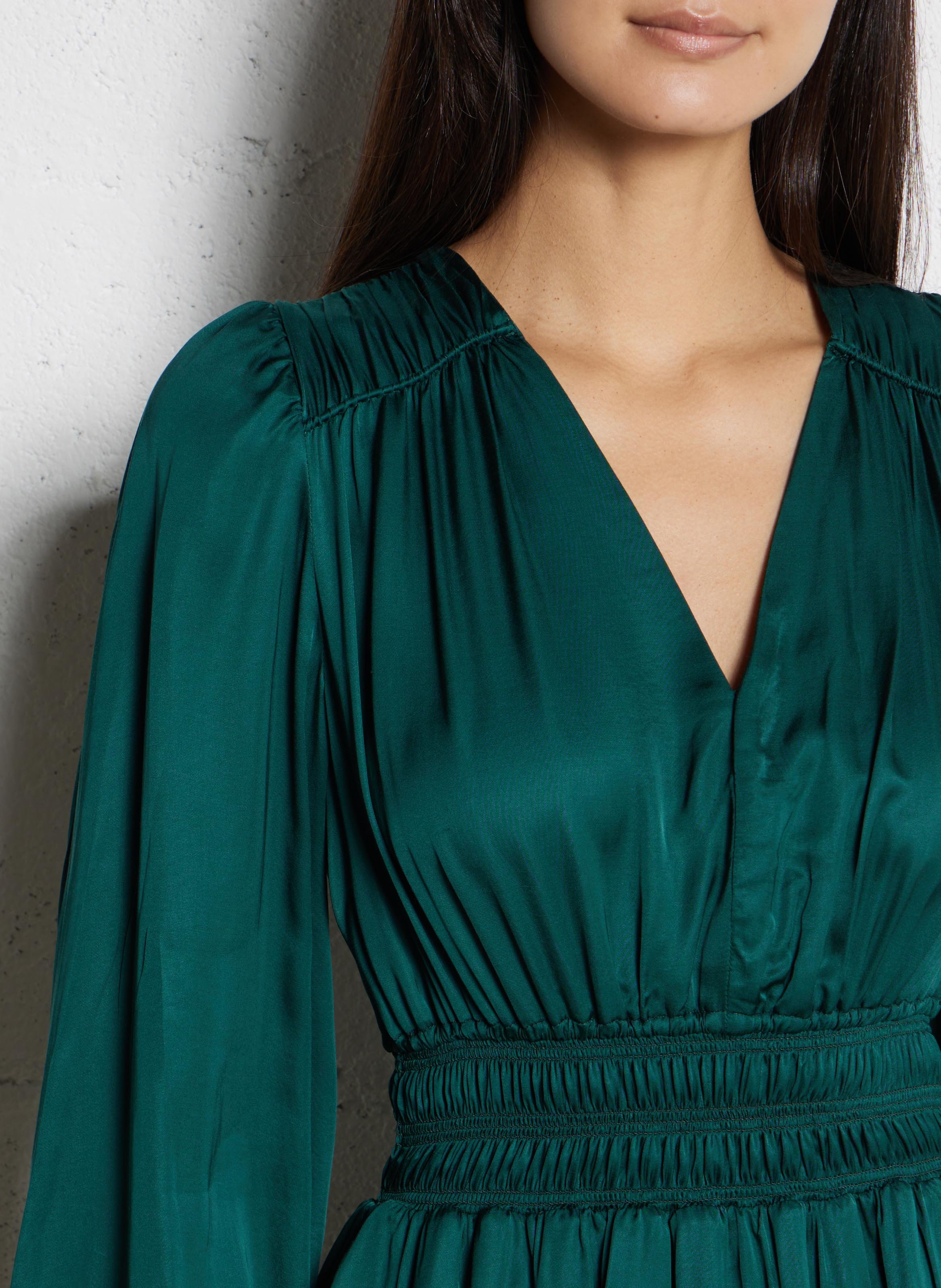 Kurzes tailliertes Satinkleid mit V-Ausschnitt BERENICE Grun