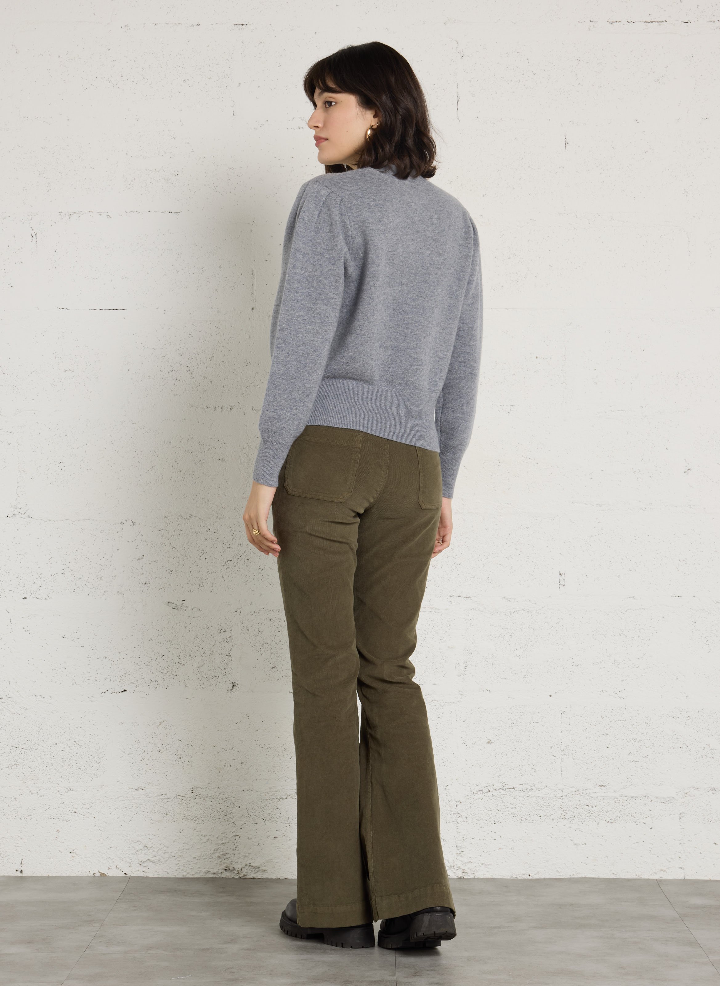 Pull droit col rond brodé en laine BERENICE Gris
