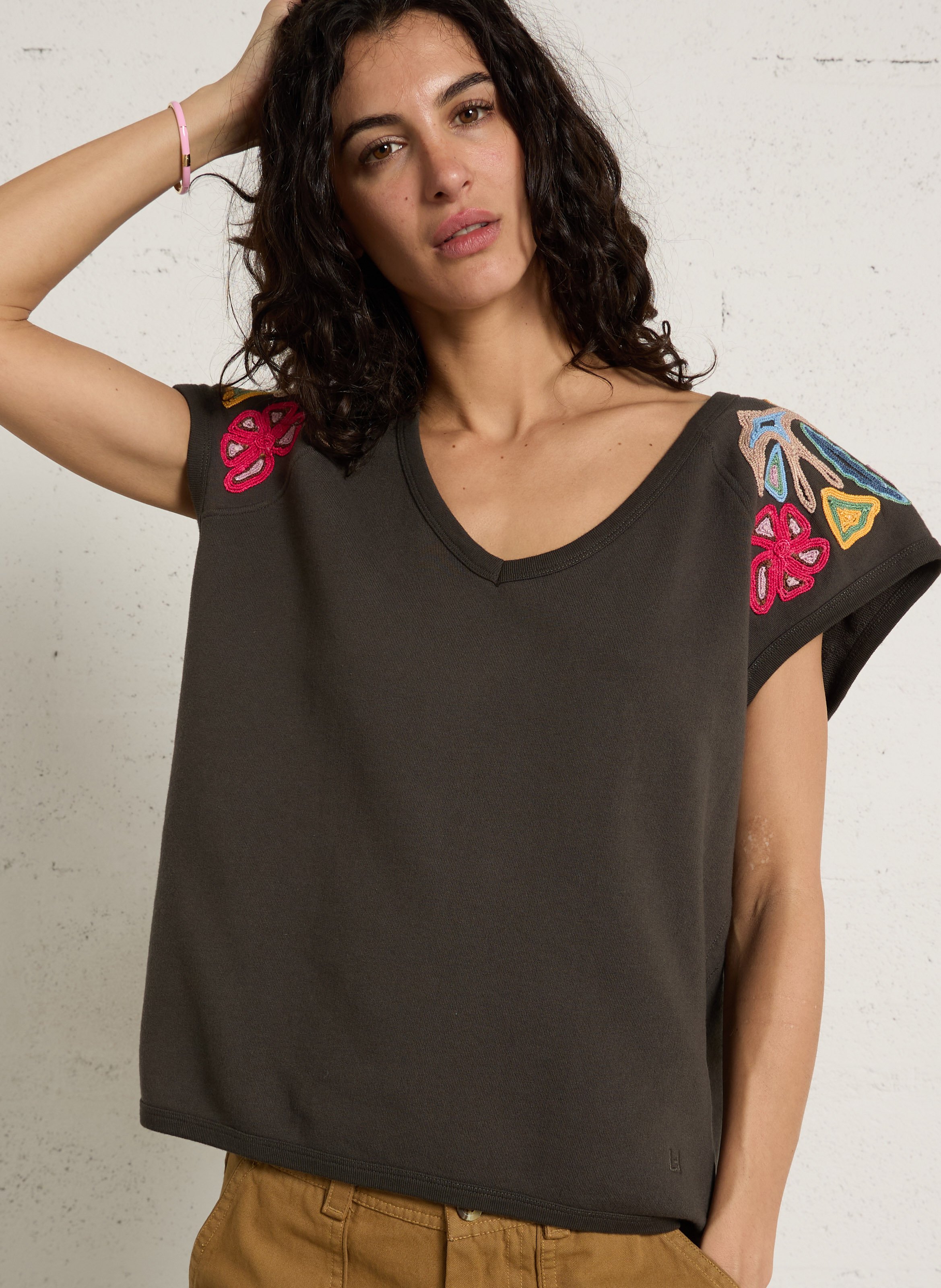 V-neck sweatshirt with embroidered details LEON & HARPER