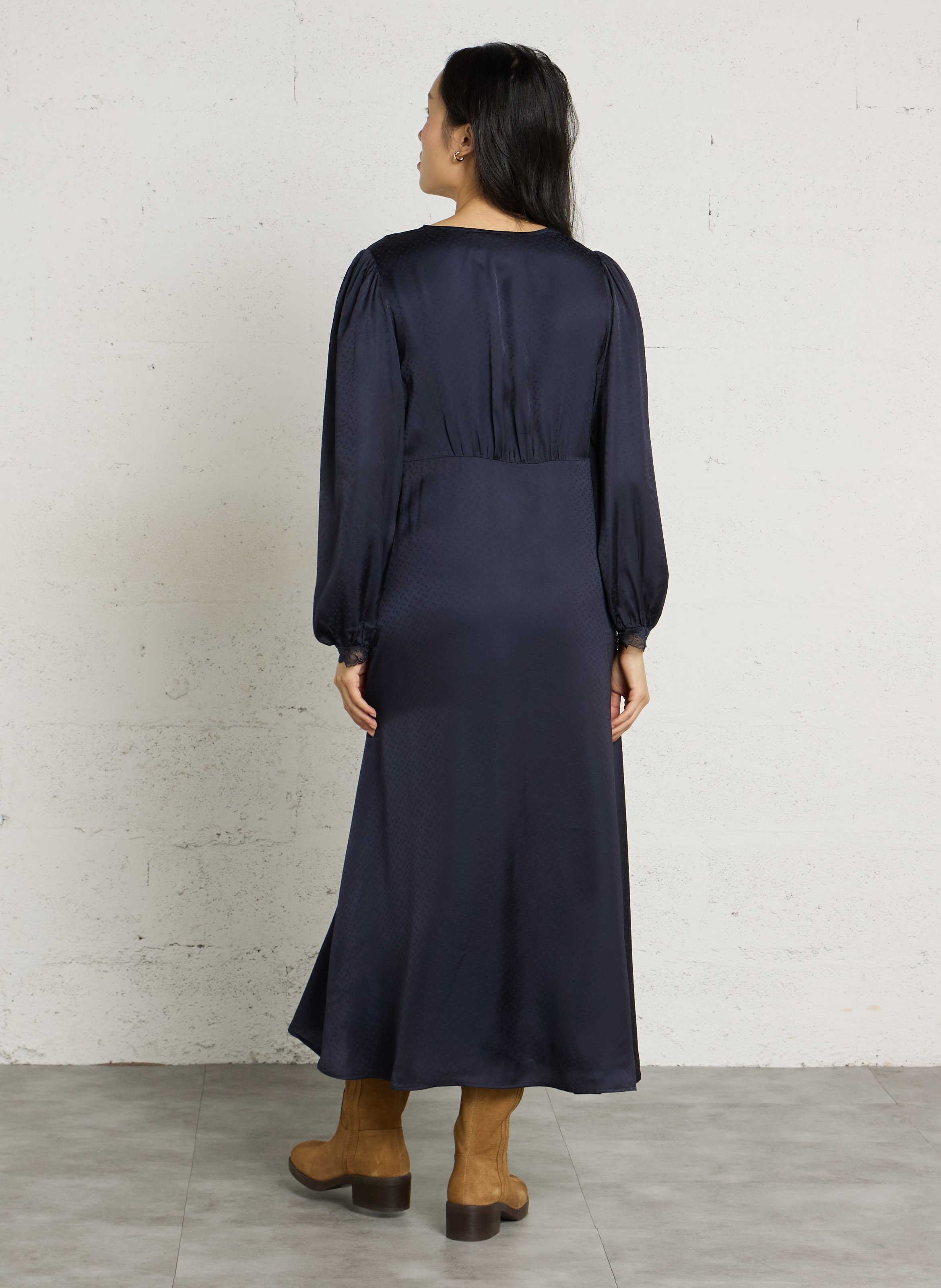 Fließendes langes Kleid mit tailliertem Schnitt und Spitzenkragen PETITE MENDIGOTE Blau