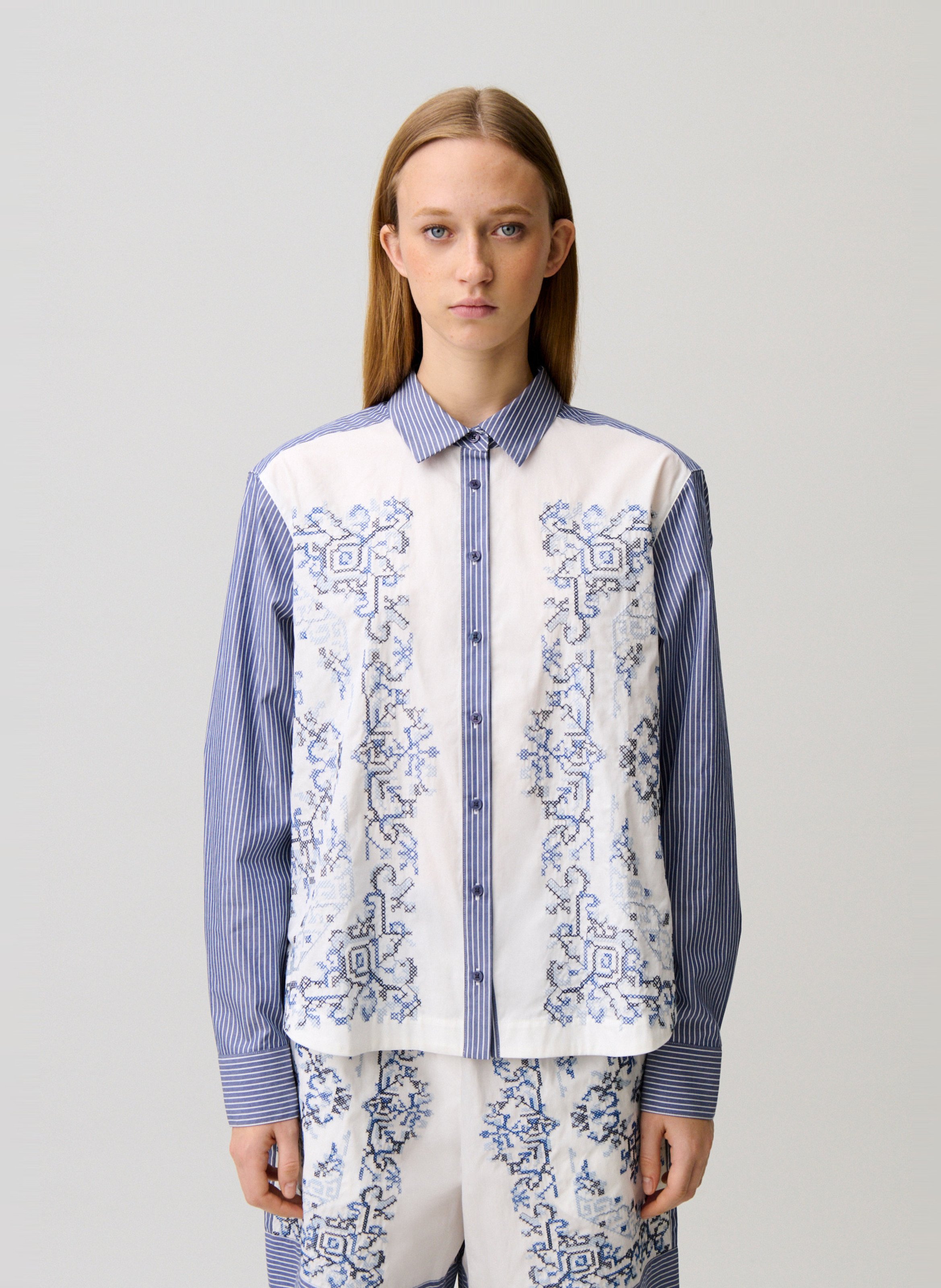 Gerade bedrucktes Hemd mit gestreiften Details CLAUDIE PIERLOT Mehrfarbig