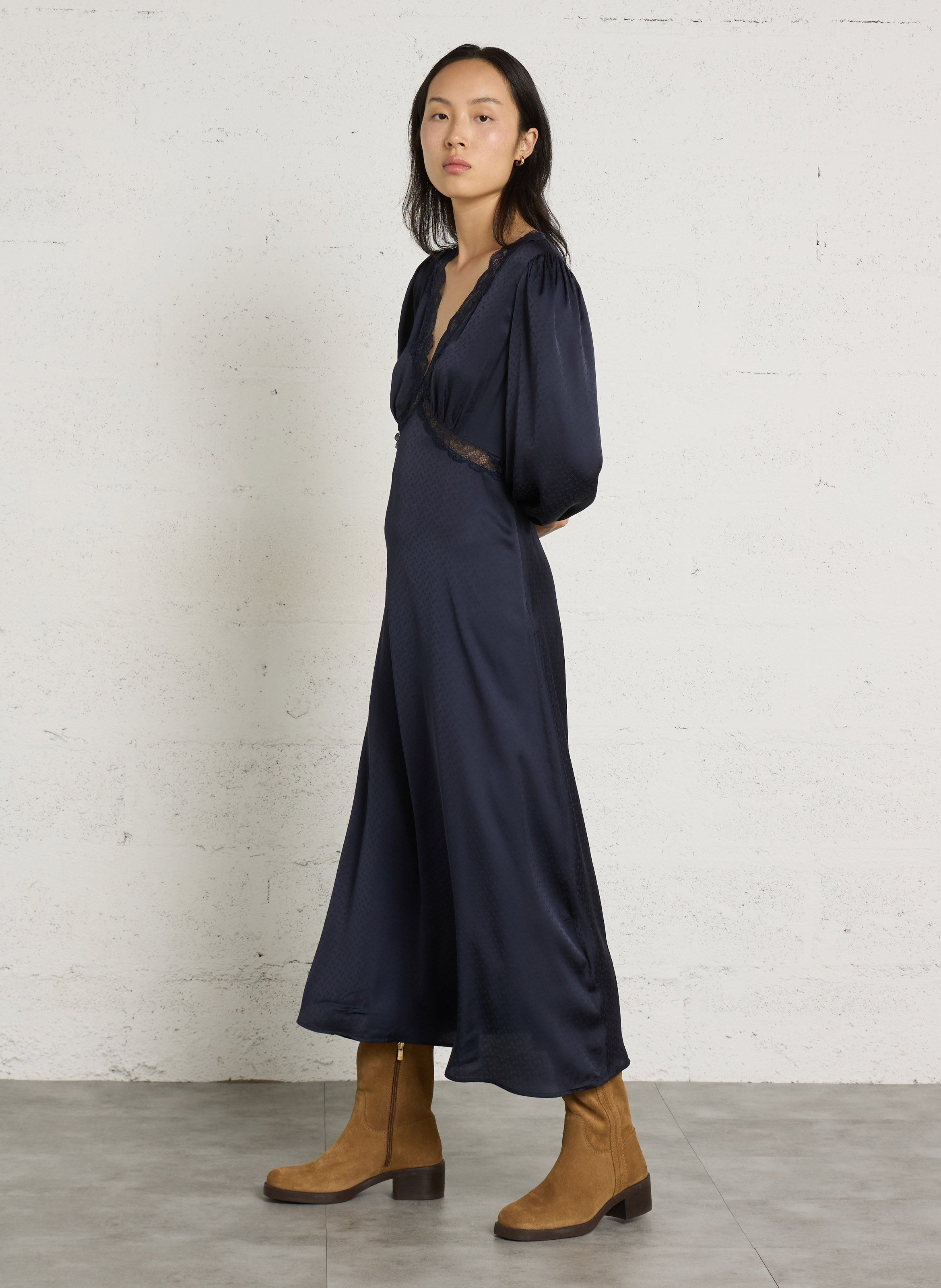 Fließendes langes Kleid mit tailliertem Schnitt und Spitzenkragen PETITE MENDIGOTE Blau