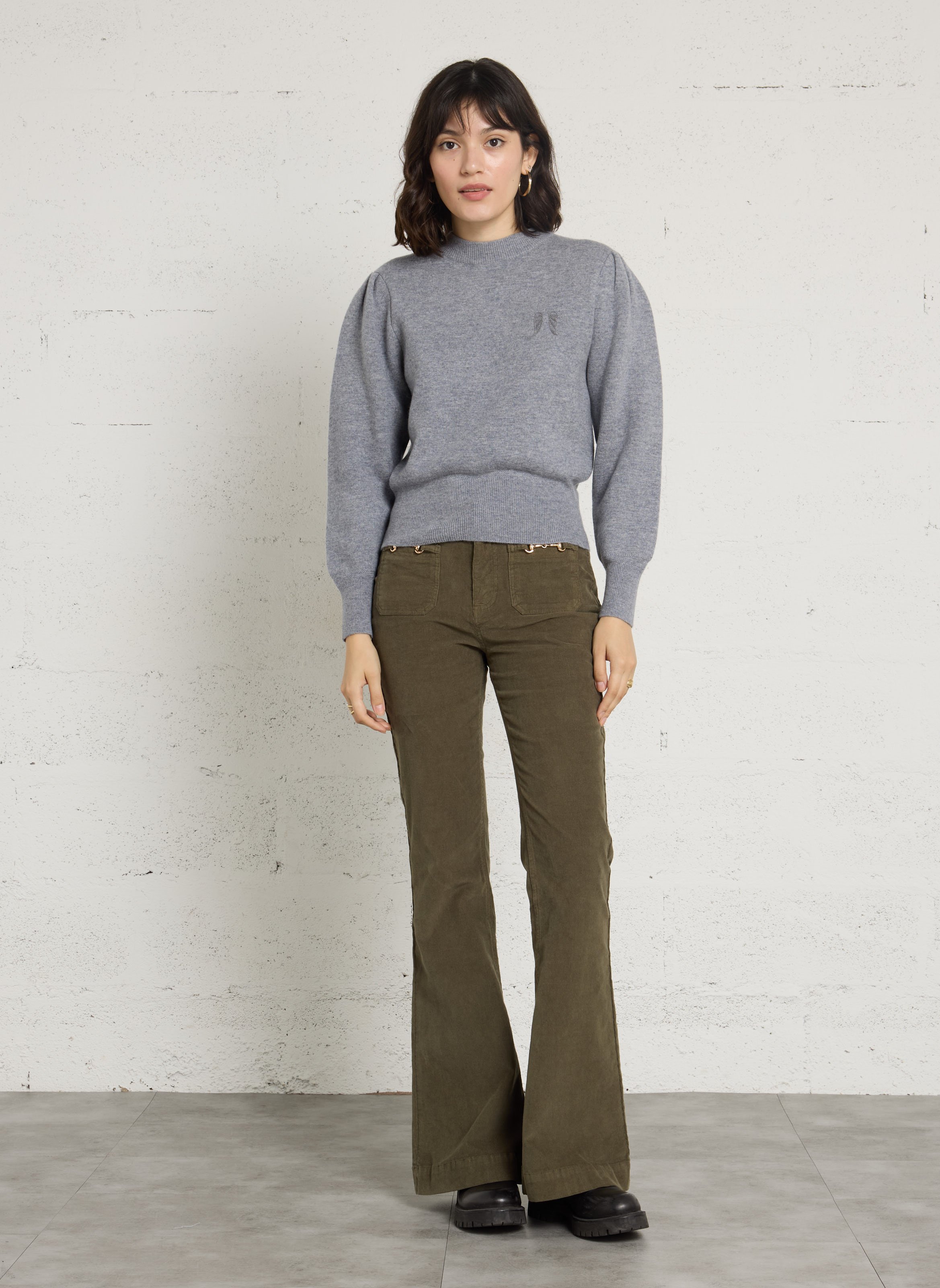 Pull droit col rond brodé en laine BERENICE Gris
