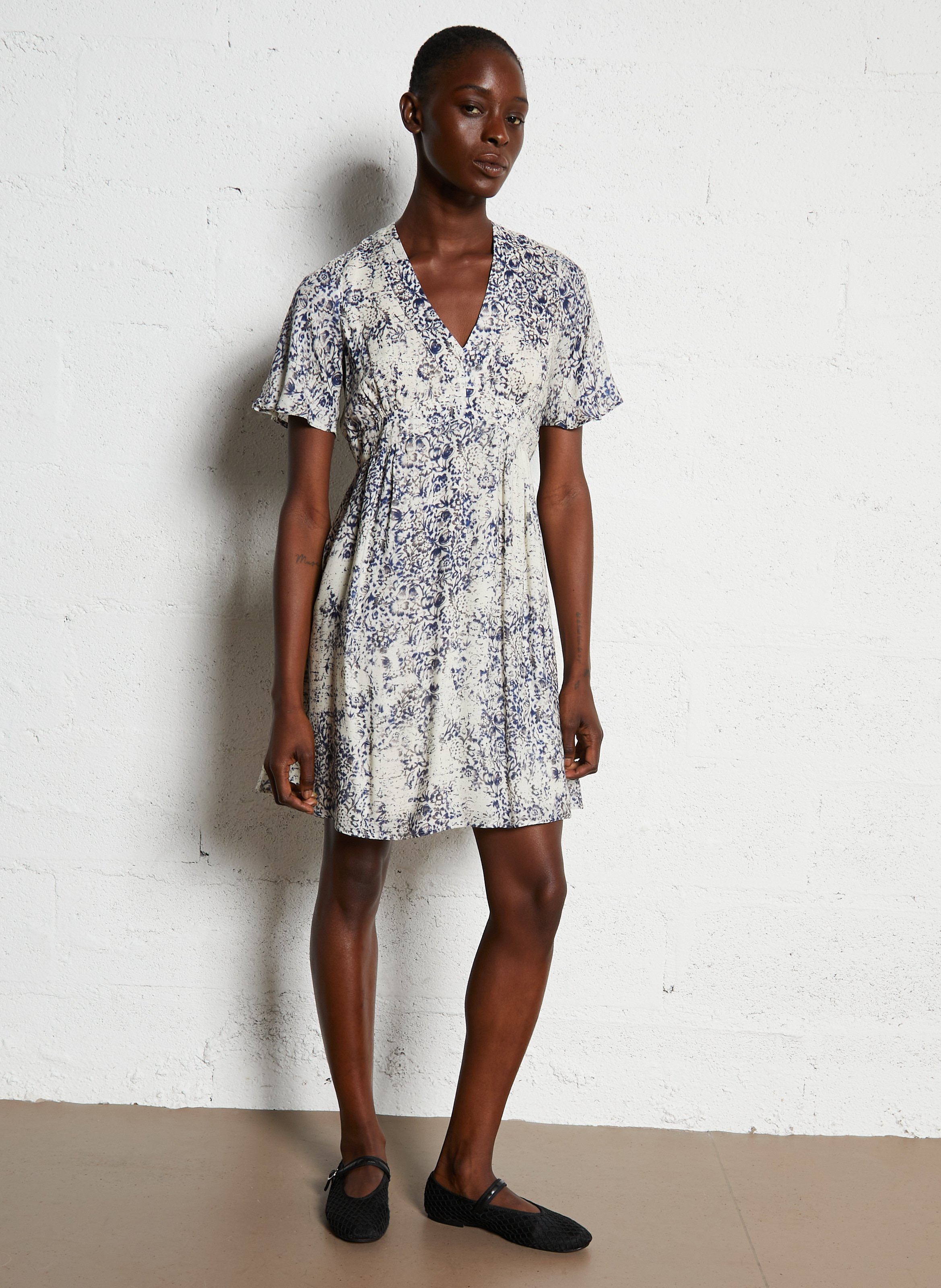 Short fitted V-neck dress MAISON 123 Blue