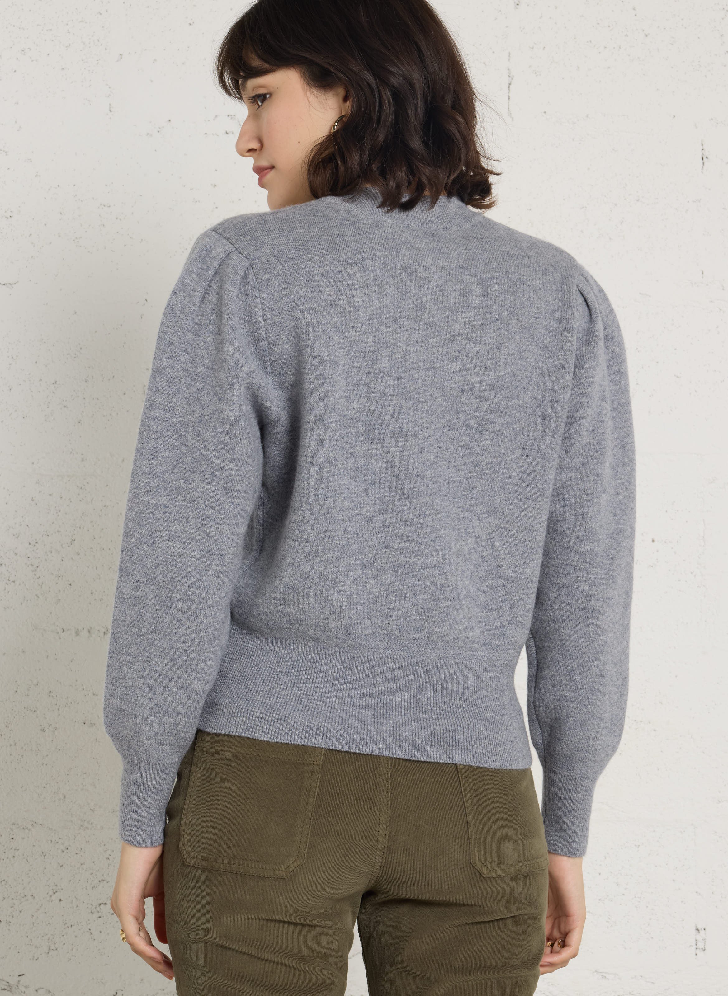 Pull droit col rond brodé en laine BERENICE Gris