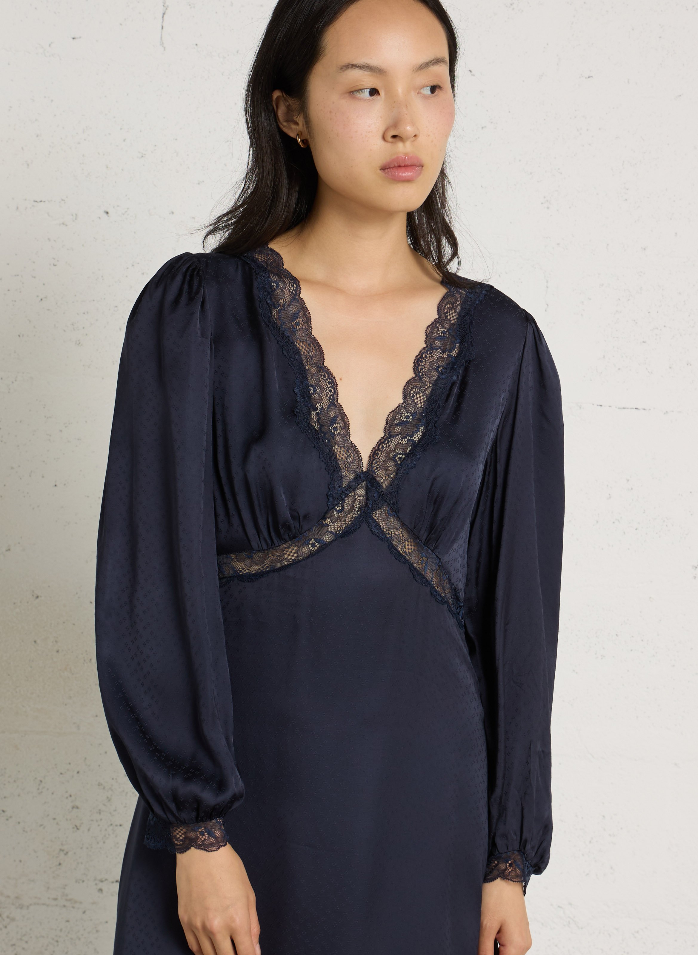 Fließendes langes Kleid mit tailliertem Schnitt und Spitzenkragen PETITE MENDIGOTE Blau
