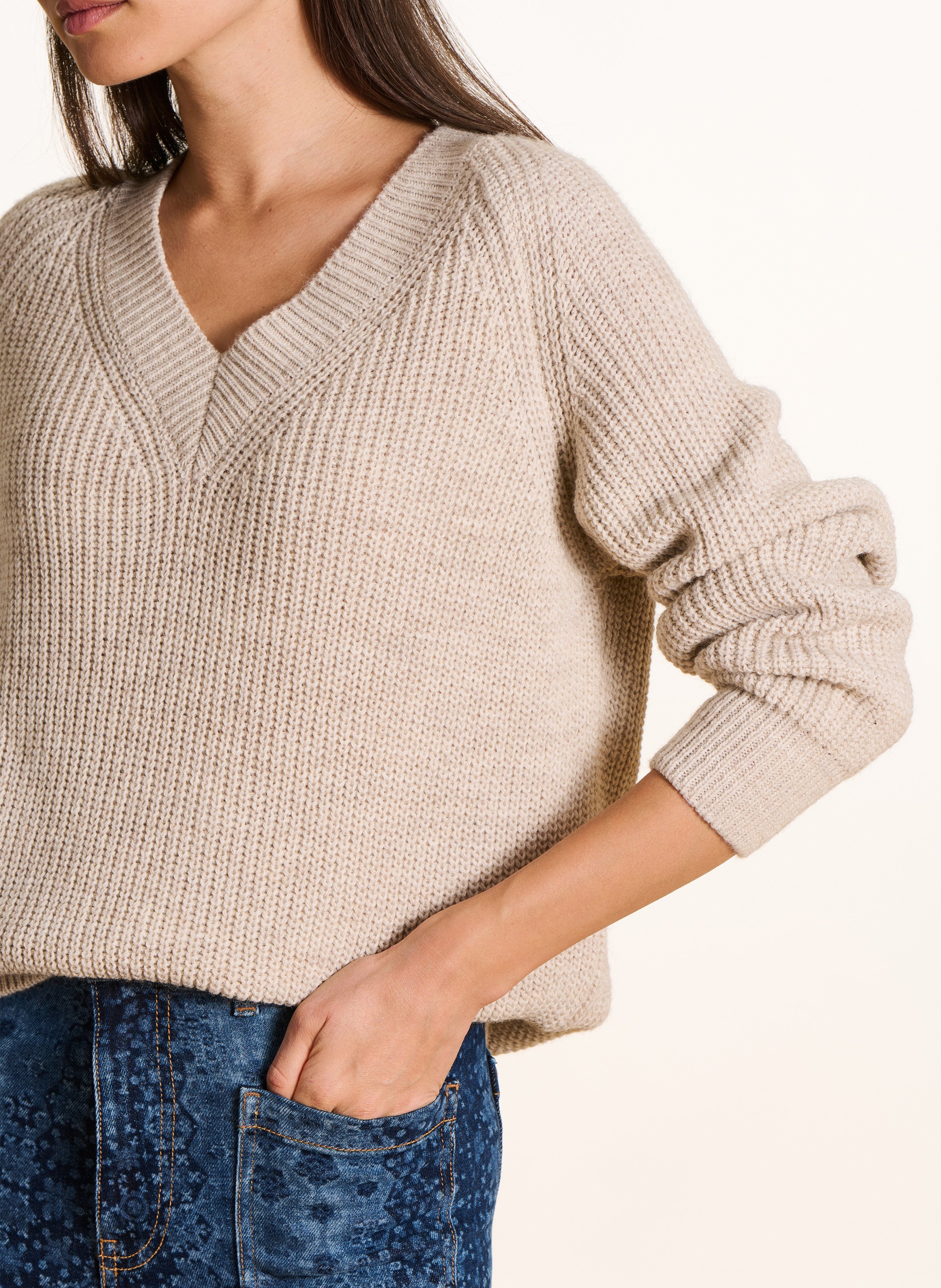 Mixed-knit straight V-neck sweater LA FEE MARABOUTEE Beige