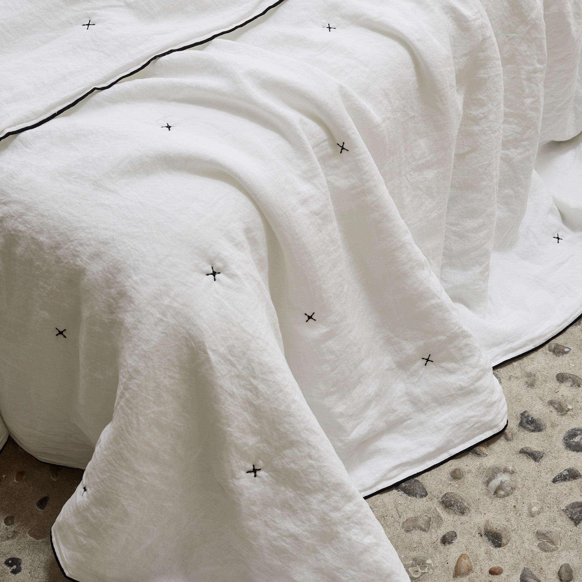 CARLINA - Quilted linen bedspread MADURA White