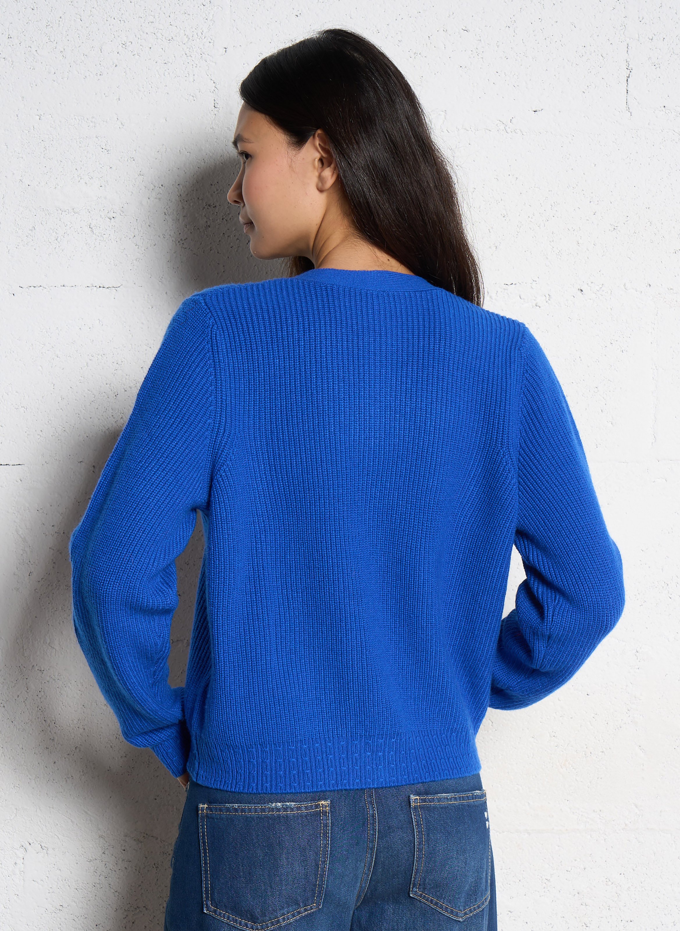 Straight V-neck cardigan with fancy knit I CODE Blue