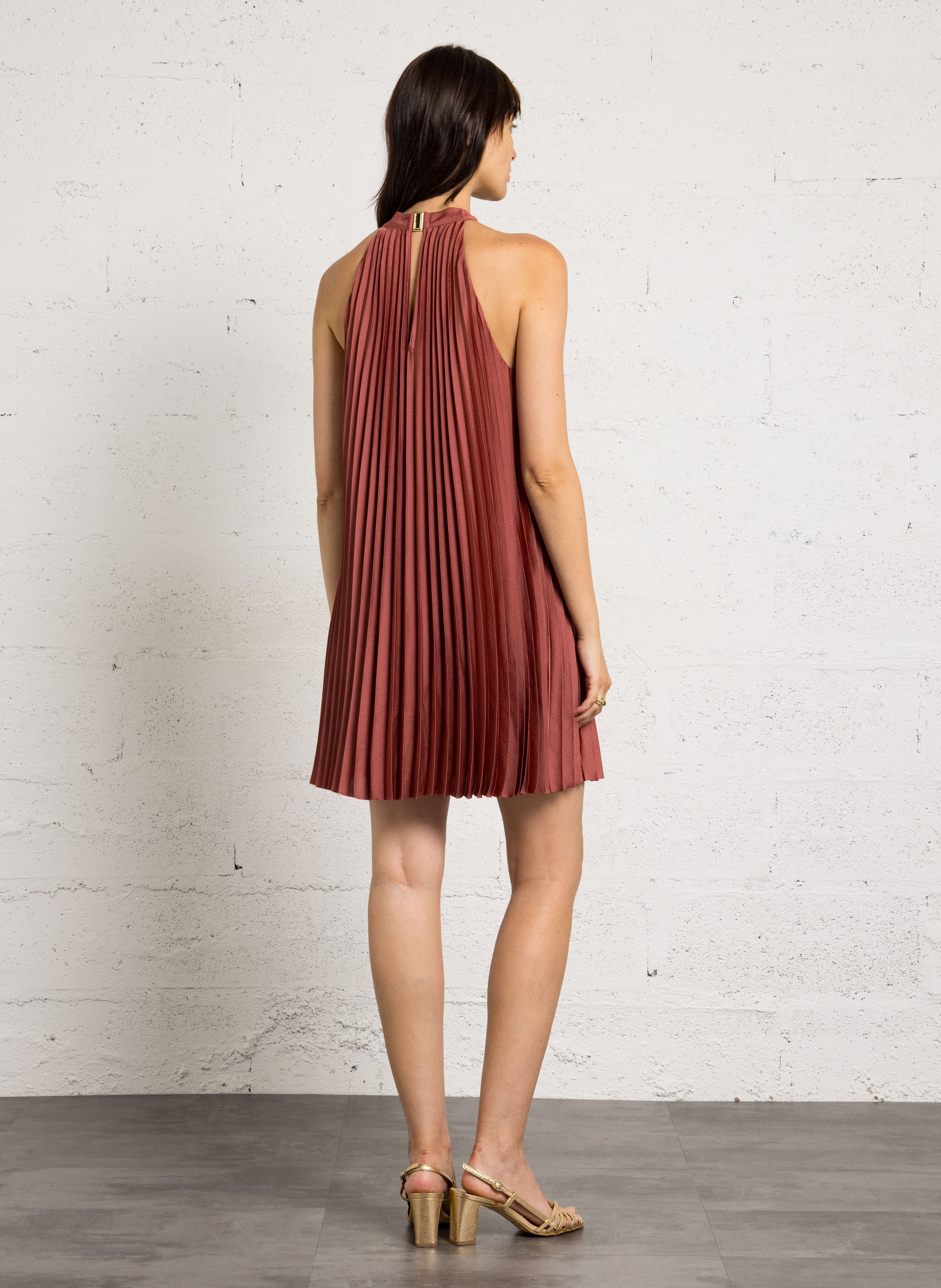 Kurzes Plissee-Kleid mit Rundhalsausschnitt MAISON 123 Rosa
