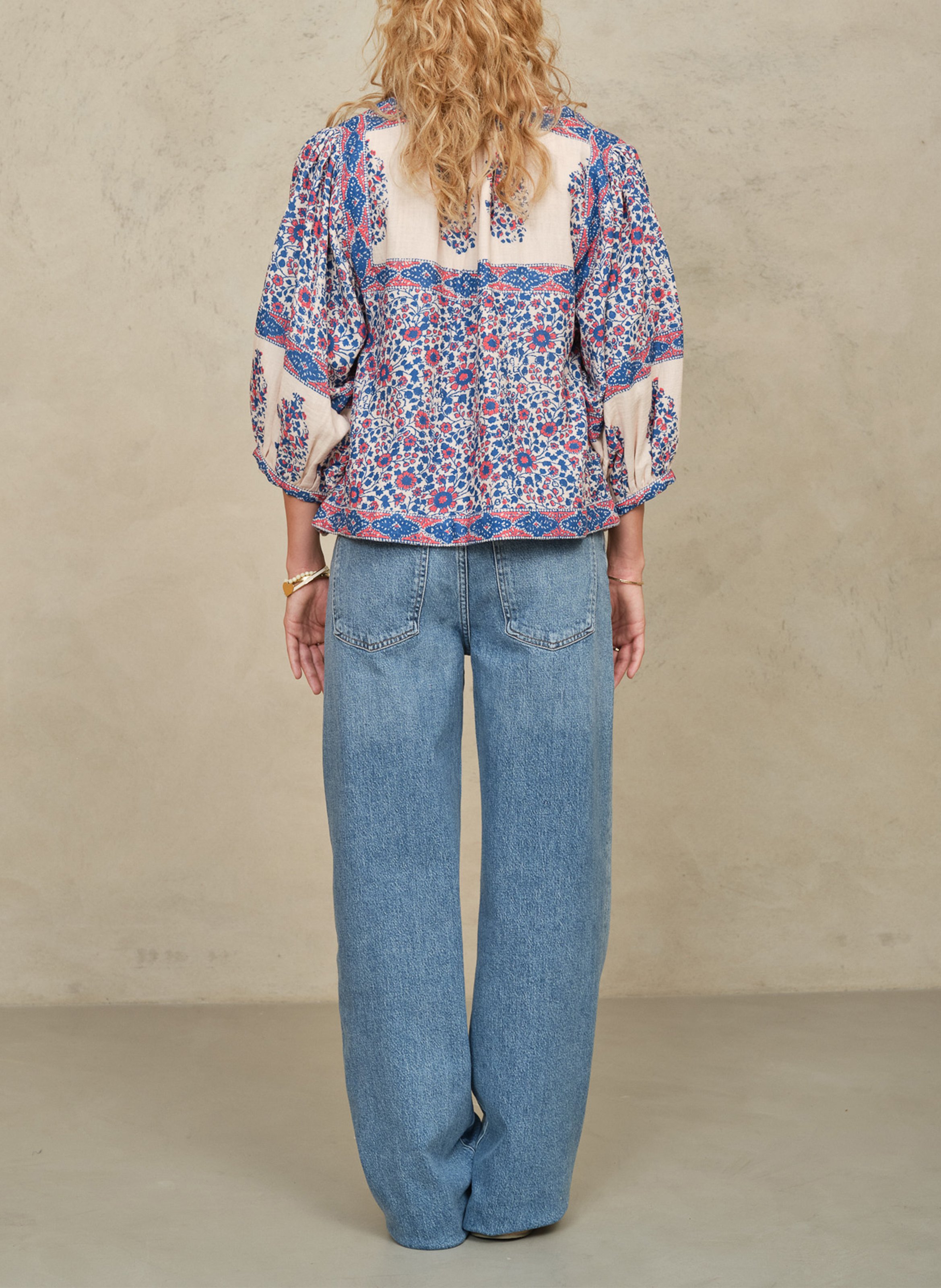 Recht katoenen jasje met ronde hals en print M.A.B.E Blauw